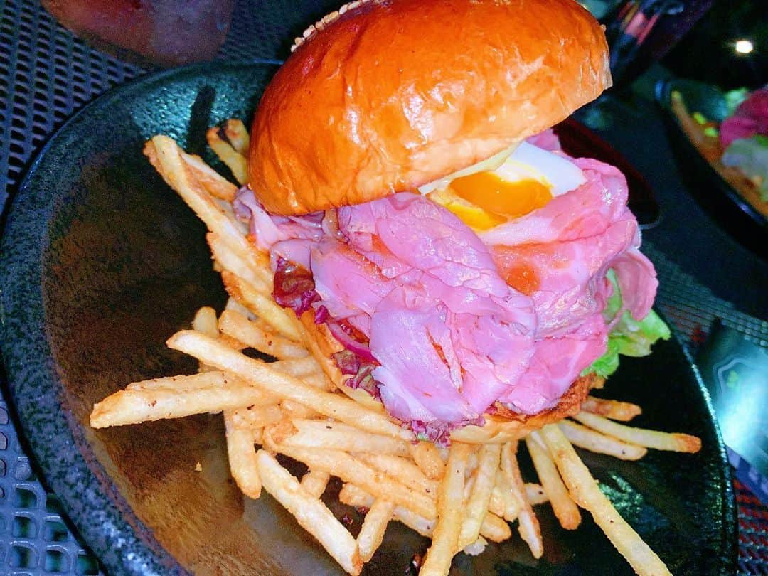 海平佑樹のインスタグラム：「先日はスタジオの合間に六本木ヒルズのSalvatore cuomoのテラスでハンバーガーを😋🍔﻿ ﻿ 無事に選挙にも行けたので一安心です😌﻿ 一人一人が声を上げることが大切ですよね✨﻿ ﻿ それでは今週も頑張っていきましょう😎﻿ ﻿ ﻿ ファンドディーラーの手法をFXチャートに矢印で表示してくれるEB-win提供をする投資会アルファに興味がある方は、僕の公式ラインにて配信しているのでプロフィール欄のURLまたは「@583tpikr」をLINEのID検索で追加してみてください😌♪ ﻿ ﻿ プロフィール：@yukimusic_fx」