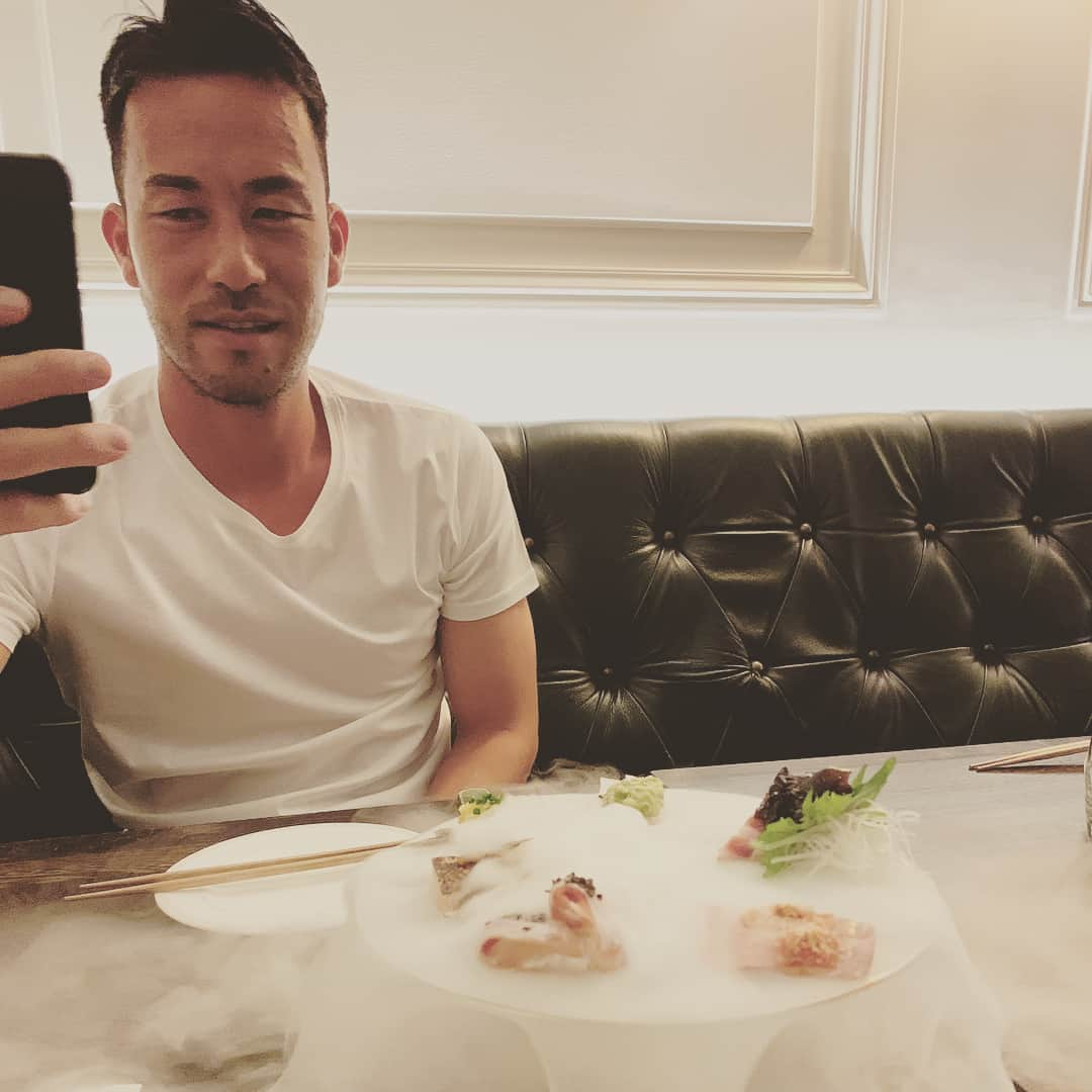 岡崎慎司さんのインスタグラム写真 - (岡崎慎司Instagram)「Dinner with Yoshida 🇬🇧🇯🇵 ２人で飯は初めてじゃねーかな？笑 話が進んでよかった。笑 プレミアリーグての戦いは吉田に託した👍👊 こんな長くプレーし続けるのすげーよ！ 体も顔の長さも負けてないしな！ お互いまだまだ頑張ろう😊 #いつも俺の顔を撮りだめしようとする#日本人の誇り#サウザンプトンの誇り#俺の心の支え#もちろんライバルでもある」7月23日 19時09分 - shinjiokazaki_official