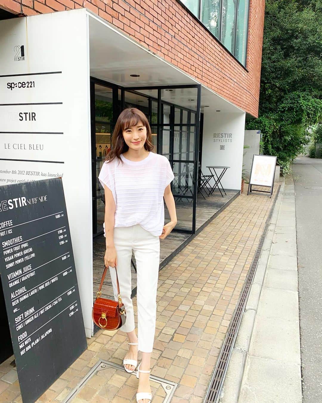 小林真由のインスタグラム：「⋆﻿ ⋆﻿ all white﻿ almost white👜﻿ 最近気づけばこういう格好😋﻿ ﻿ パリッとふわっと✨な リステアのホットドッグ﻿。﻿ ホットドッグなのにさすがおしゃれな味🌭笑﻿ 美味しかった♡ ﻿ tops: #ragandbone  pants: #unitedarrows  sandal: #prada﻿ bag: #chloe ﻿ #ファッション #コーデ #ママコーデ #ママライフ #コーディネート #夏服  #リステア #カフェ #ホットドッグ #六本木 #ラグアンドボーン #ユナイテッドアローズ #プラダ #クロエ #coordinate #fashion #restir #restirsurfside」