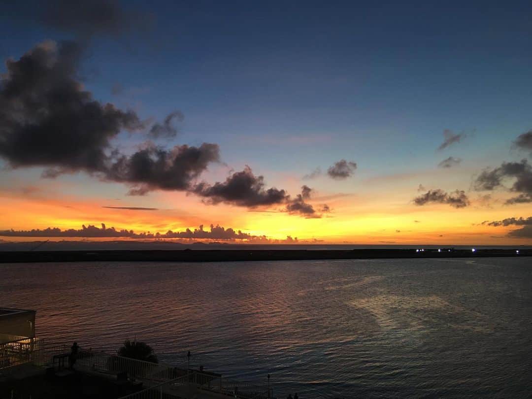 のインスタグラム：「瀬長島でみた 夕映えに輝く空と雲。 美しかった♡ #MAX#LINA #okinawa#瀬長島」