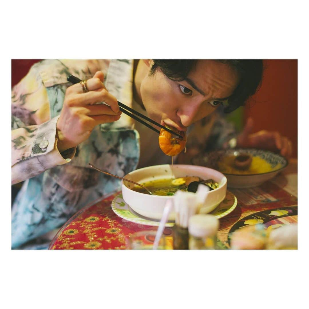 濱正悟さんのインスタグラム写真 - (濱正悟Instagram)「CanCam.jp カレー連載の14軒目 マジックスパイス東京下北沢店 楽しい空間。久しぶりにスープカレーを食べました。具沢山のシーフードカレーをチョイス。 味付け玉子って美味いですよね。 ジャケットは安定の🔔🦌 #うるとらかれーらばー #bershkastyle #下北沢スープカレー #濱正悟VS海老 #君はどっちを応援する #何の闘いやねん #美味しく頂きました #大冒険 #cancam」7月23日 19時04分 - hamastagram822