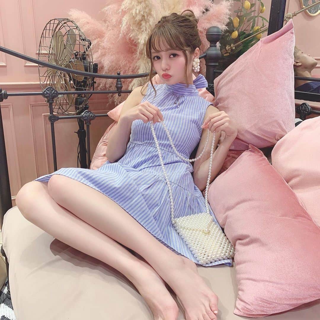 のインスタグラム：「. バンコクの可愛いカフェパート4💕 @firetigerbyseoulcialclub 💫 . お気に入りのRasmileのストライプ ワンピースで👗💕 @rasmile_official  タイは夜もずーっと暑くって パパッとおだんごヘアにした一枚📸 . パールバッグ @sofia___ac  イヤリング @soleil_accessories_ . . ここのタピオカがタイで大人気みたいだよ〜💓🥰 めちゃくちゃ美味しかったです！ . . . . #バンコク#バンコク旅行#バンコクカフェ#タイ旅行#女子旅#アジア旅行#お団子ヘア#firetigerforall#bangkokcafe#rasmile#パール#パールバッグ#ハンドメイドアクセサリー#まとめ髪#ストライプ#ベッド」