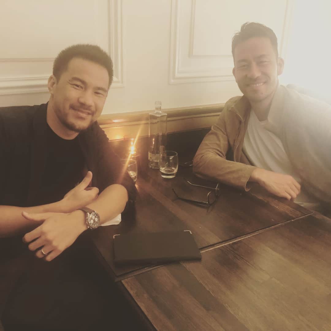 岡崎慎司のインスタグラム：「Dinner with Yoshida 🇬🇧🇯🇵 ２人で飯は初めてじゃねーかな？笑 話が進んでよかった。笑 プレミアリーグての戦いは吉田に託した👍👊 こんな長くプレーし続けるのすげーよ！ 体も顔の長さも負けてないしな！ お互いまだまだ頑張ろう😊 #いつも俺の顔を撮りだめしようとする#日本人の誇り#サウザンプトンの誇り#俺の心の支え#もちろんライバルでもある」