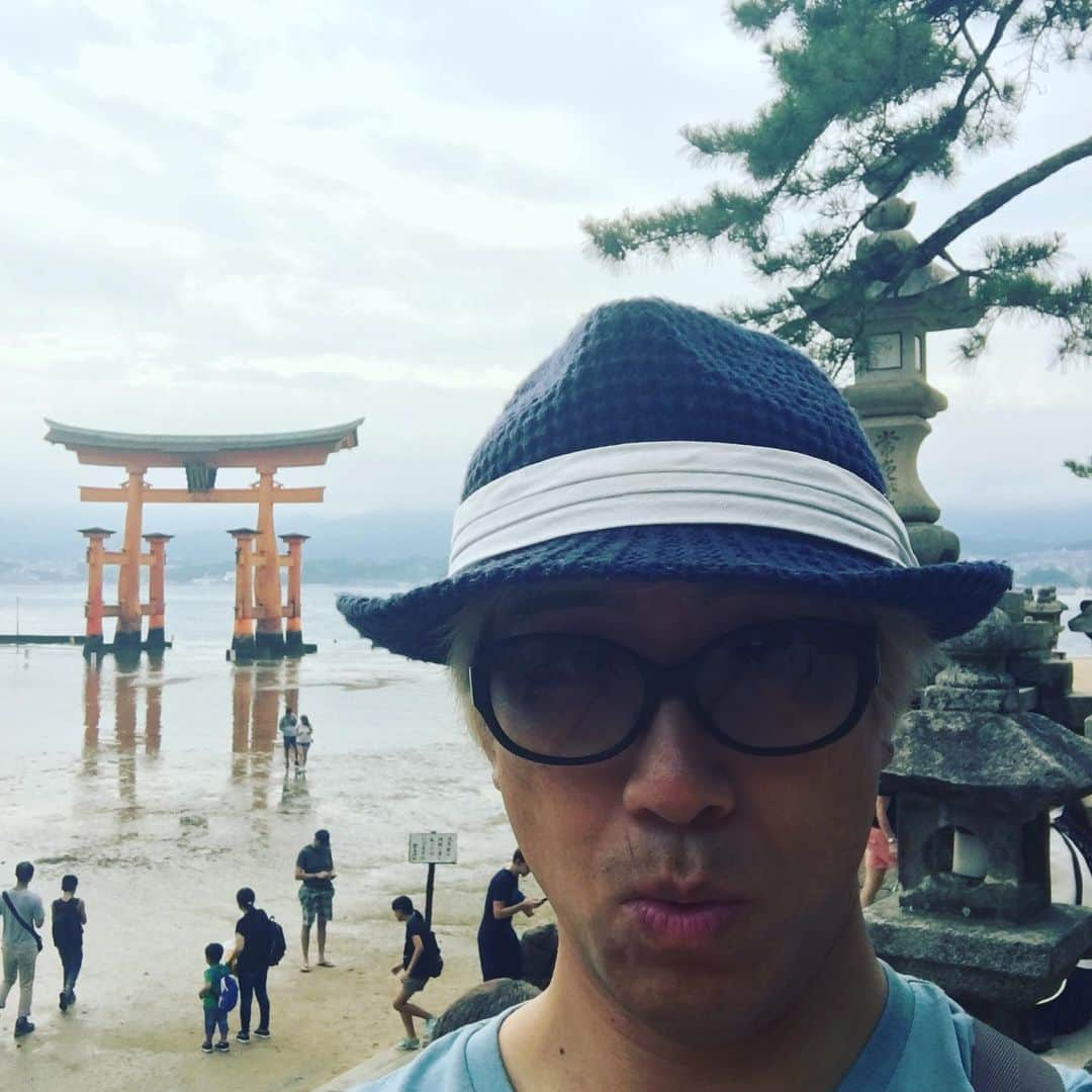 やまだひさしさんのインスタグラム写真 - (やまだひさしInstagram)「宮島。 今日は下に降りられてびっくり。 なんかパワーもらえたー！ 今日は生牡蠣食べたい！ #やまだひさし #ラジオ #dj #広島 #厳島神社 #宮島」7月23日 19時09分 - yamadamic