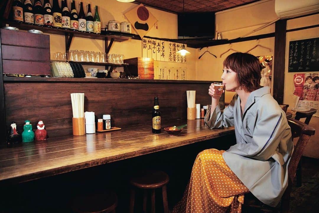 のインスタグラム：「元宝塚のトップスター #柚希礼音 さんがその華麗で男前なイメージとは真逆？に、街の居酒屋へ赴きあれやこれやと語る隔月連載企画。今回は、代田橋にある #しゃけ小島本店 へ。こちら、鮭の専門店というユニークな居酒屋。店内のレトロな雰囲気も可愛いですが、何といっても鮭が抜群に美味しい！　定食の種類も豊富なので「ごはんもしっかり食べたい！」という方はぜひ足を運んでみてください！（堂前）  #reonyuzuki  #actress #izakaya #culturemagazine #magazine  #printmagazine  #photography  #photo #photographer #instaphoto  #instapic #photostagram #portrait」