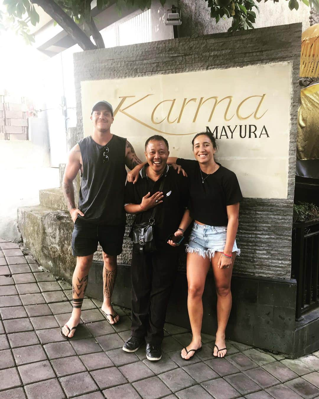 サラ・ゴスさんのインスタグラム写真 - (サラ・ゴスInstagram)「These two legends making our honeymoon to Bali so incredible. Owe them a lot! 🖤」7月23日 19時15分 - sarah.hirini