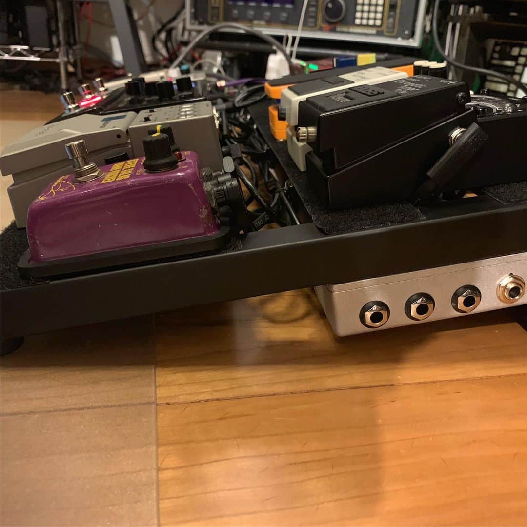 篤志さんのインスタグラム写真 - (篤志Instagram)「久々にエフェクターボード組んだぁ！疲れたぁ。。。しかしリハも楽しみになってきたので良しとしよう！  #コンパクトエフェクターはいいぞぉオジサン #pedalboard #pedaltrain #vitalaudio #noahsark #ebs #warwick #providence」7月23日 19時24分 - atsushi_guitar