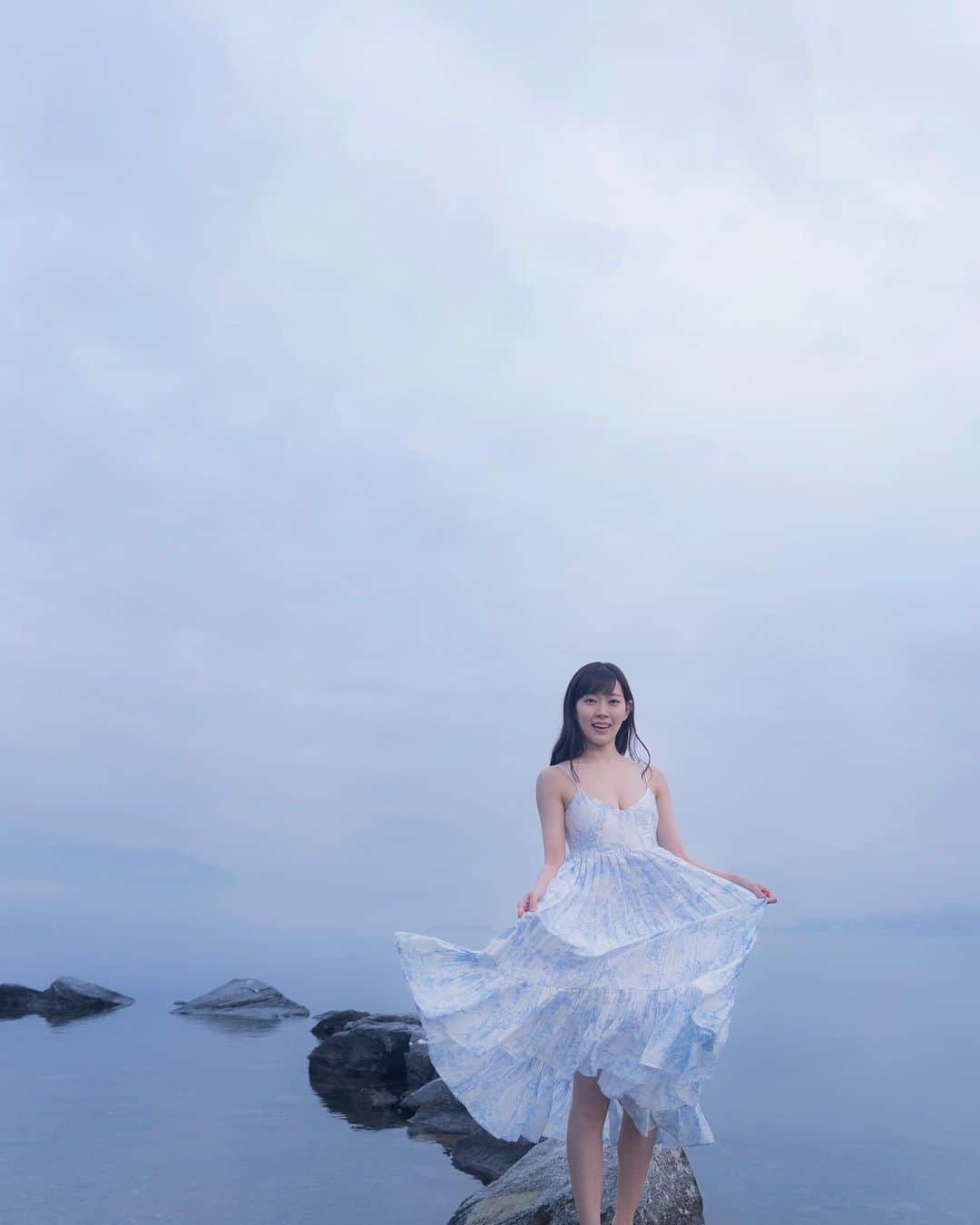渡辺美優紀のインスタグラム：「先行カット公開④ ミラノ北西のマジョーレ湖！早朝で冷え込んでいましたが、笑顔でみるきーも頑張ってくれました！　撮影中ある動物に追われるハプニングも、、、それはまた後日！！ #渡辺美優紀  #みるきー　 #美優紀です。　 #宝島社」
