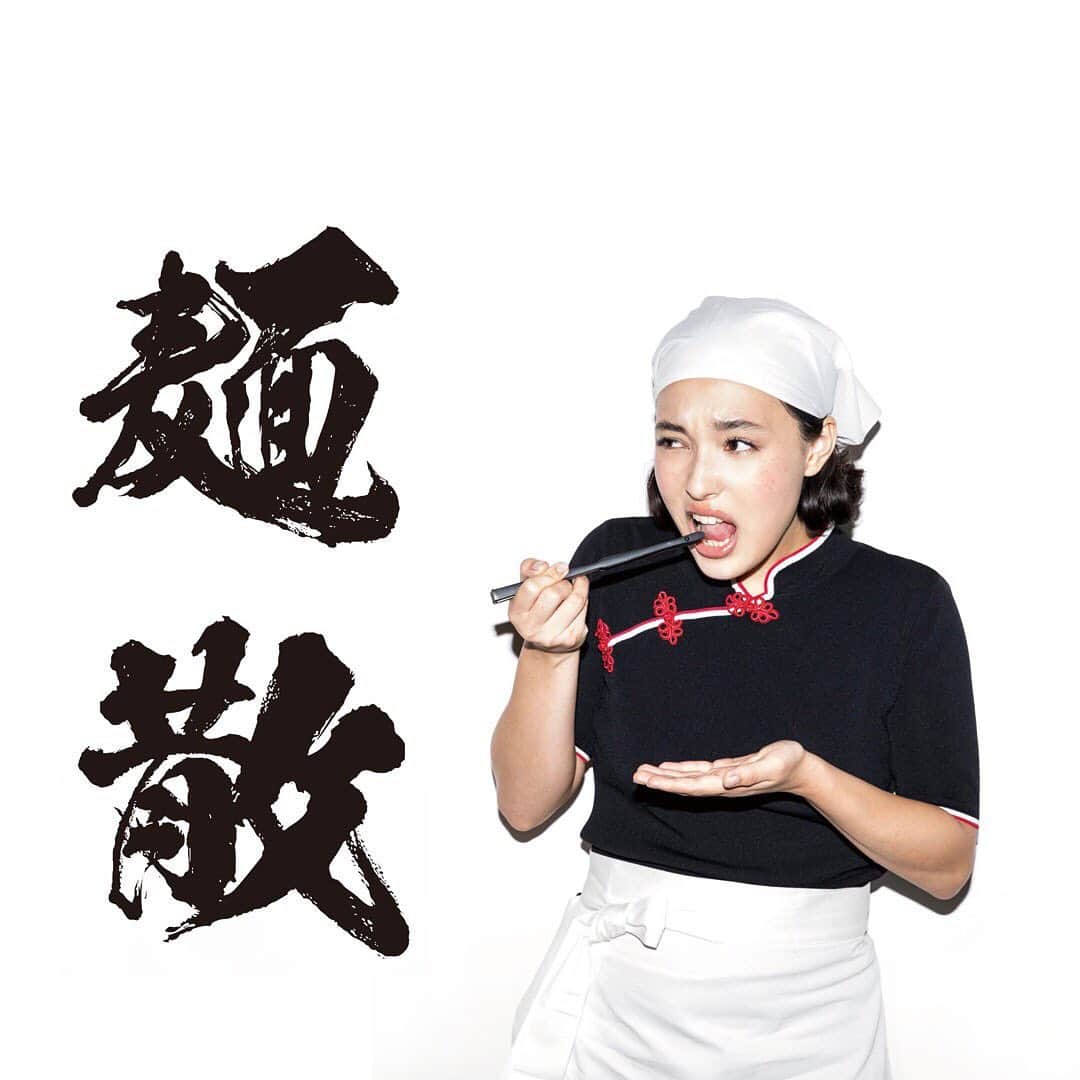 のインスタグラム：「2018年9月にオープン。﻿ 「打ちたて」「切りたて」「茹でたて」に拘った原宿のうどん屋、“麺散”﻿ ﻿ 今回はカメラマン「新田桂一」、ヘアメイクは SHIMA の「橋本孝裕」、モデル「メグム」を起用したコラボ TEE を含むグッズを7/19（金）の神南坂JOURNAL STANDARD TURNED OVERに合わせて一部店舗にて少数限定で発売中！﻿ ﻿  @menchirashi_one﻿ ﻿ 【展開店舗】﻿ 神南坂 JOURNAL STANDARD、JOURNAL STANDARD relume 表参道店、代官山店、自由が丘店﻿ ﻿ ﻿ ﻿ #menchirashi﻿ #udon﻿ #tshirt﻿ #baycrews﻿ #19fw﻿ #mens﻿ #relume﻿ #journalstandardrelume﻿ ﻿ ﻿」