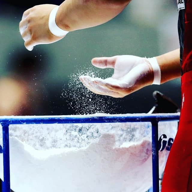 のインスタグラム：「【TOKYO2020まで　まもなく１年】 体操の全日本種目別選手権であん馬の演技を前に準備する選手です。緊張感が漂います。（山） #TOKYO2020　#東京五輪 #東京オリンピック #パラリンピック #写真 #日経 #日経写真部 #東京 #Olympics #Paralympics #Japan #photo #photography #photographer #nikkei #visualambassadors #wonderful_places #instagood #main_vision #lensbible #tokyo」