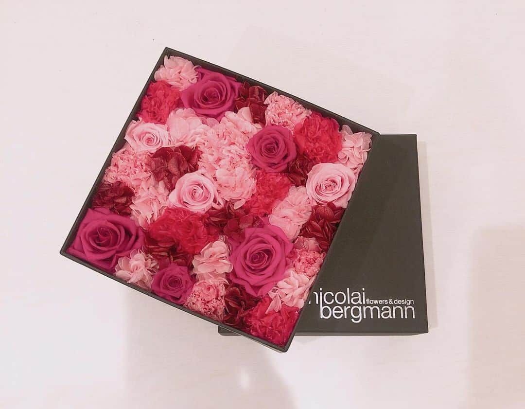 のインスタグラム：「nicolaibergmannのフラワーボックス🌸 お誕生日にもらいました🎁❤️ このお店に立ち寄る度に いつかこれお部屋に飾りたいな🥺 って思ってたの🥰🍒 このフラワーボックス2年間持つみたい🐻 2年後は28歳だ、早い！😂 枯れるまでずっとずっと大切にしよう💐」