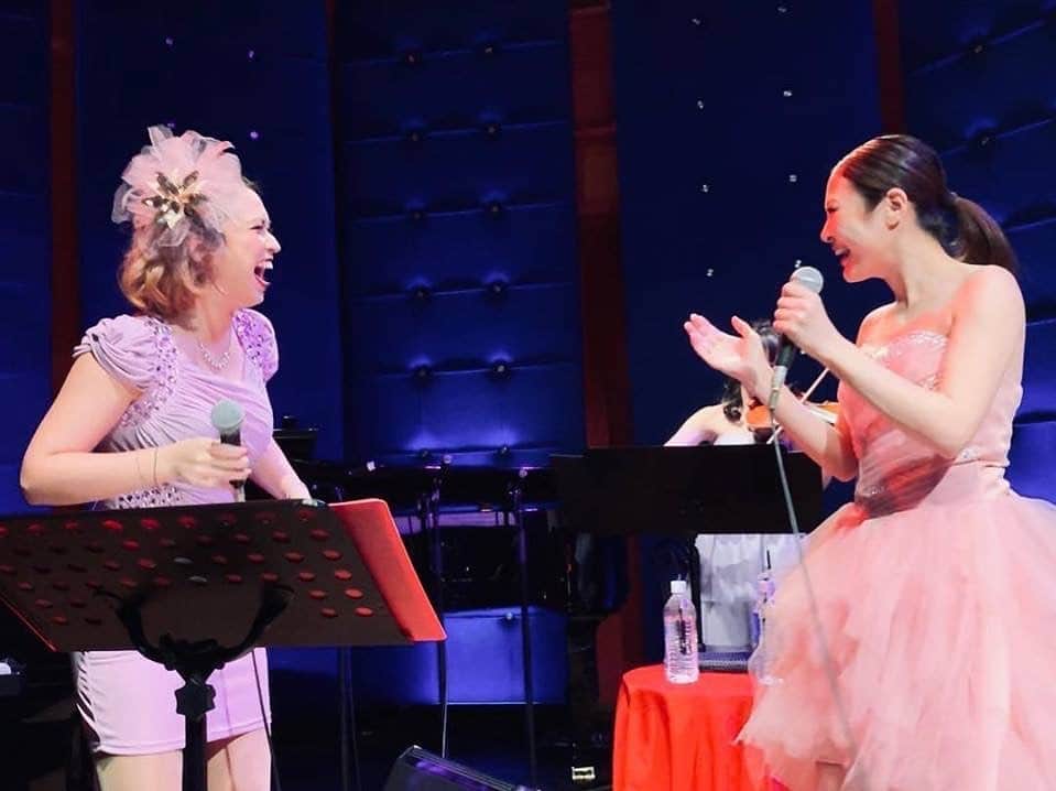 のインスタグラム：「ライブ情報解禁❣️ この冬、帰ってくるよー❣️ Marika Dandoy & Ayaka Larrison VONENKAI ~returns~ 日時:2019年12月10日(火曜日) Open: 17:30 Start: 19:30 場所: Jz Brat SOUND OF TOKYO(セルリアンタワー東急ホテル)  チケットはこちらまでご連絡を💁 marika.ticket@gmail.com  今年も楽しい忘年会しましょ❣️ お待ちしております❣️」