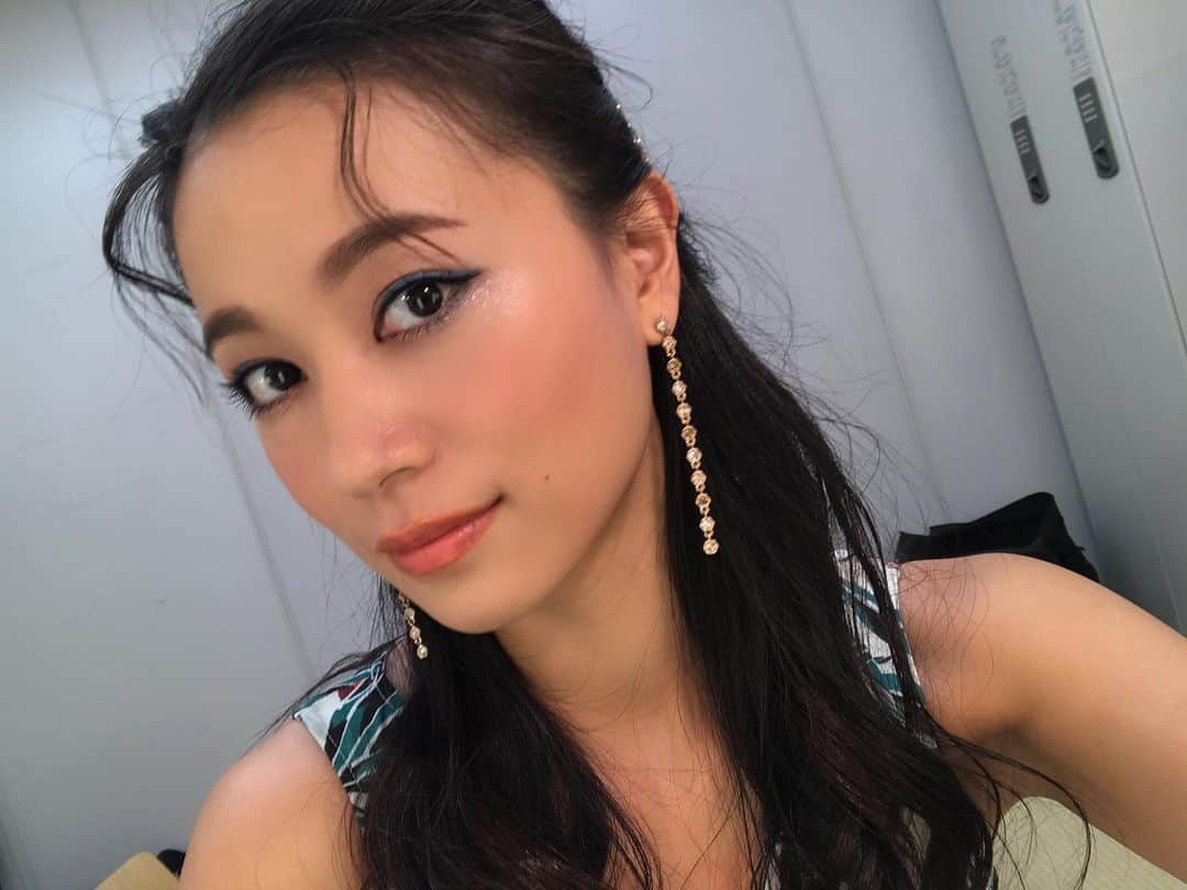 高橋ユウさんのインスタグラム写真 - (高橋ユウInstagram)「Today's hairmake🌴🌺 夏っぽくBlue eyelinerとラメラメ&Orange Lip🧡 ホーリーメイク🌞 @hori_hairmake  髪もGOLDで夏を満喫感✌︎ ホーリーありがとうございます🌈  楽しい収録でした✌︎ 今日は2本の収録。 どちらも嬉しい時間〜☺️」7月23日 19時26分 - takahashiyu.official