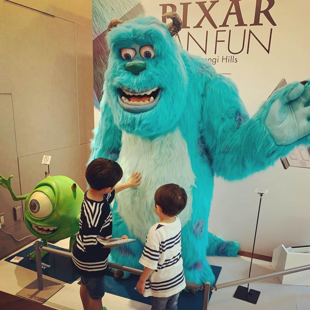 小林悠さんのインスタグラム写真 - (小林悠Instagram)「PIXAR &ドラえもん  先日PIXARのひみつ展を見に、六本木ヒルズに家族でお出かけしてきました😄  トイストーリーや、モンスターズインク、ファインディングニモ🐟などたくさんのPIXARのキャラクターがいて子供達は大喜び☺️ 外に出るとドラえもんもいてさらに大喜び☺️ ユイトはフォーキー、マナトはバズの人形をお土産に買って帰りました😊  夏休みに行くところがなくて困ってるお父さんお母さんにオススメです😊」7月23日 19時27分 - kobayashiyu11