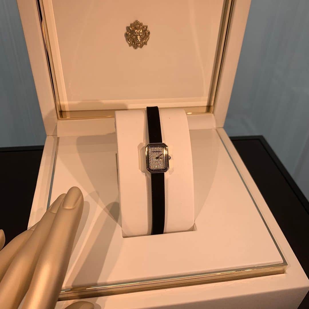 Oggi編集部さんのインスタグラム写真 - (Oggi編集部Instagram)「CHANELの展示会で素敵な新モデルの時計、プルミエール ヴェルヴェットを発見。華奢なフェイスが特徴的なブランドを象徴する時計、プルミエール。そんなプルミエールの2019年の新作として登場したのが、細身のラバーストラップを使用したプルミエール ヴェルヴェット。ラバーならではのしなやかさとつけ心地の良さは、一度つけたら忘れられません。 シンプルなブラックダイヤルのモデルと、ダイヤルにダイヤモンドを敷き詰めた2タイプがあるとのこと。9月中旬発売。  #oggi #chanelfinejewelry #chanelwatches」7月23日 19時35分 - oggi_mag