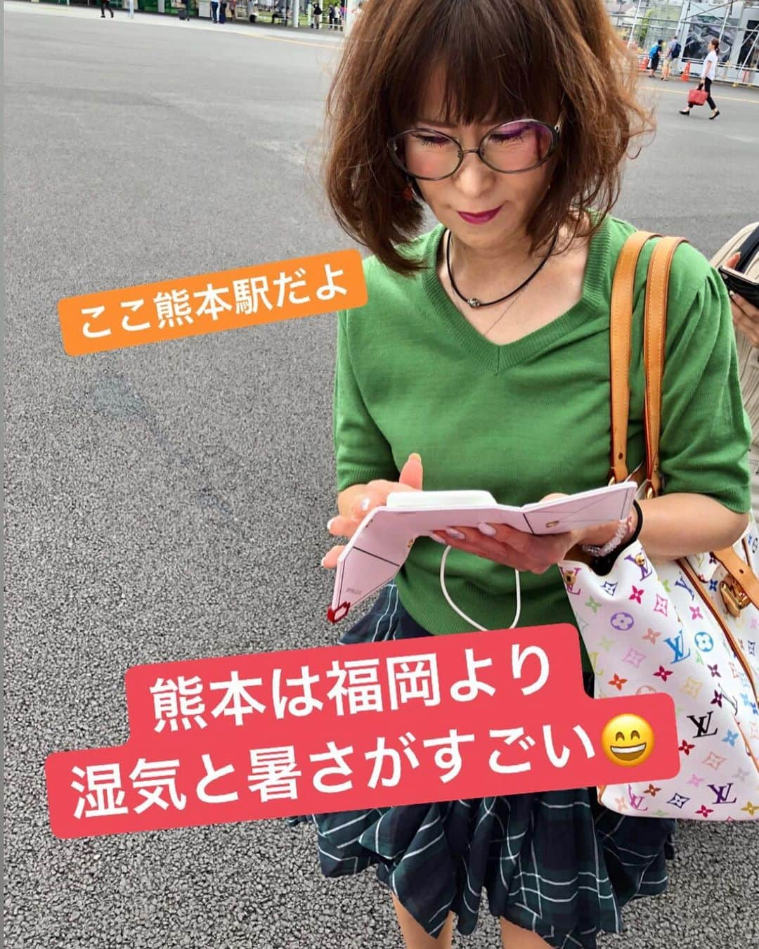 岩本初恵さんのインスタグラム写真 - (岩本初恵Instagram)「我が家 今日は熊本でした 💕💕 帰って来て 晩御飯が出来上がるまで 💕💕 家族はリビングで それぞれ テーブルの下に 隠れて何してる？ 💕💕 今日の晩御飯 みやき町から野菜が いっぱい頂いたので 野菜料理 💕💕 毎日の移動が 健康管理になってます 我が家から 💕💕 #はっちゃんTV #はっちゃんコーデ #生放送 #我が家  #リビング  #大家族  #熊本 #愛しとーと #コラーゲン #テレビ #私服 #大人コーデ #楽しい #ファッション #アラ還 #夏 #幸せのバトン #五ケ山 #夏コーデ #aishitoto #good #fun #fashion #tv #smile #cute」7月23日 19時30分 - hatsue_iwamoto