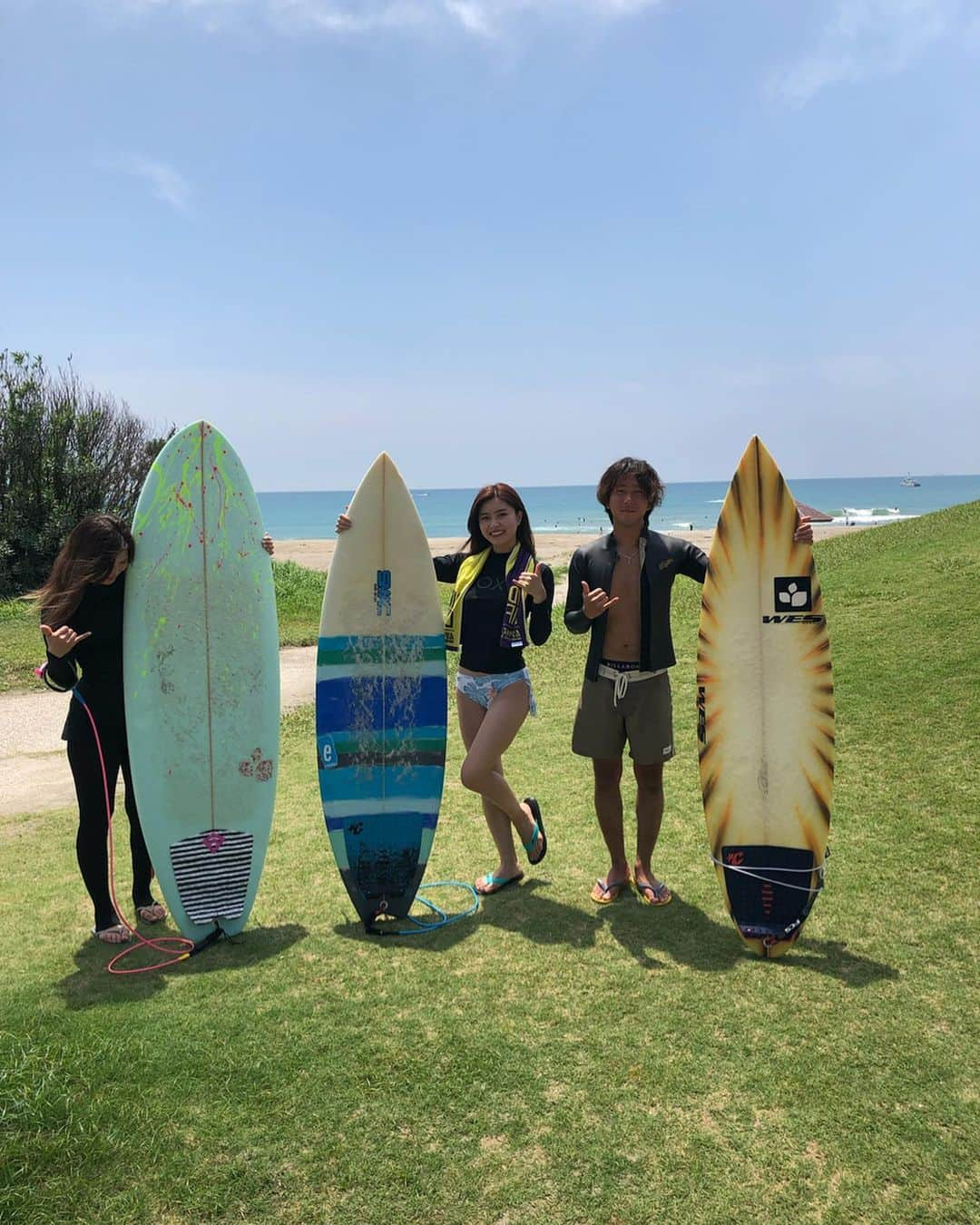 八軒あやねさんのインスタグラム写真 - (八軒あやねInstagram)「人生初サーフィン🏄‍♀️🌺 . . 初めて波乗ったらビーチまで一気にいってもて打ち付けられて全身わけわからんことなりました。笑 先輩に教えてもらって頑張りました🤙 すーぐ浮き輪使うし砂で遊んで休憩するけど😂 . . 次は立てるまで頑張りたい🤗 . . #surf #surfing #surfgirl #サーフ #サーフィン #サーフィン女子 #サーフィン初心者 #ビキニ #愛知県 #伊良湖サーフィン  #伊良湖 #ビジョビ #モデル #関西モデル #美容 #筋トレ女子 #トレーニング女子 #フィットネス女子 #筋トレ #トレーニング #フィットネス #ヨガ #ポニーテール女子 #夏」7月23日 19時42分 - ayagram_8_