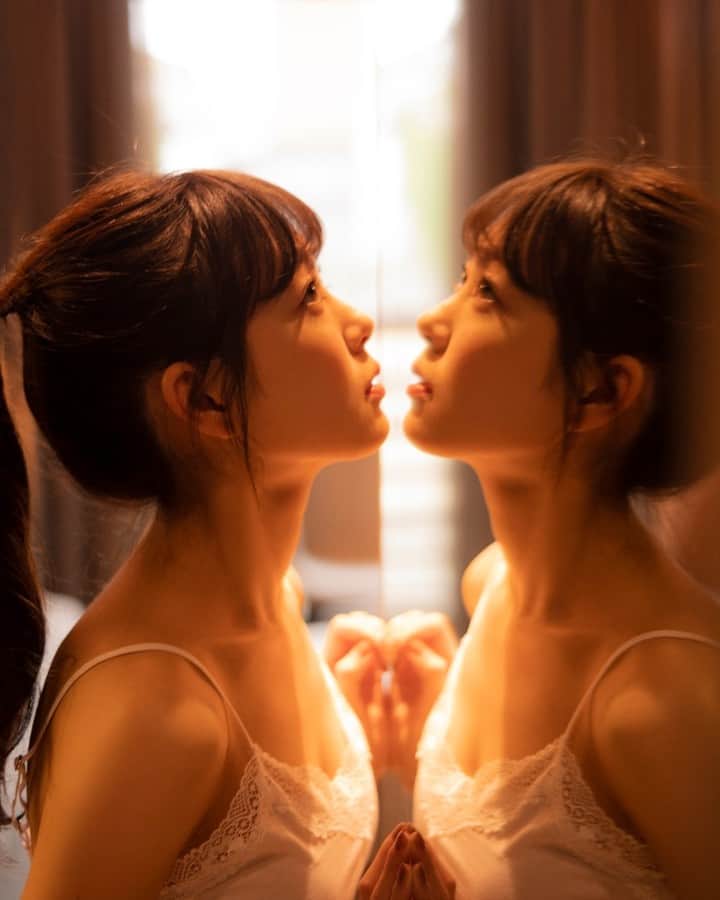 渡辺美優紀のインスタグラム：「先行カット公開⑤ ホテルの部屋での写真☆鏡に映るみるきーの表情もとても綺麗でステキですね！！ この写真のように、みるきがー２人いたら２倍嬉しいのかなー？ #渡辺美優紀　 #みるきー　 #美優紀です。　 #宝島社」
