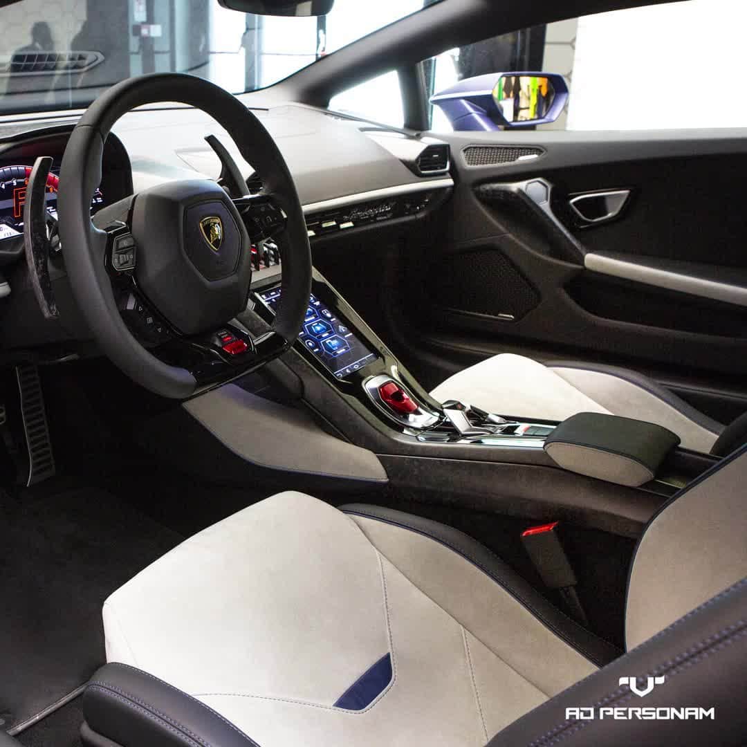ランボルギーニのインスタグラム：「EVO interior trim and Alcantara Grigio Cronus comfort seats with blue leather central inserts: here's an example of how our Ad Personam program can customize Huracán EVO. Discover it now.  #Lamborghini #HuracanEVO #AdPersonam #MakeItUnique」