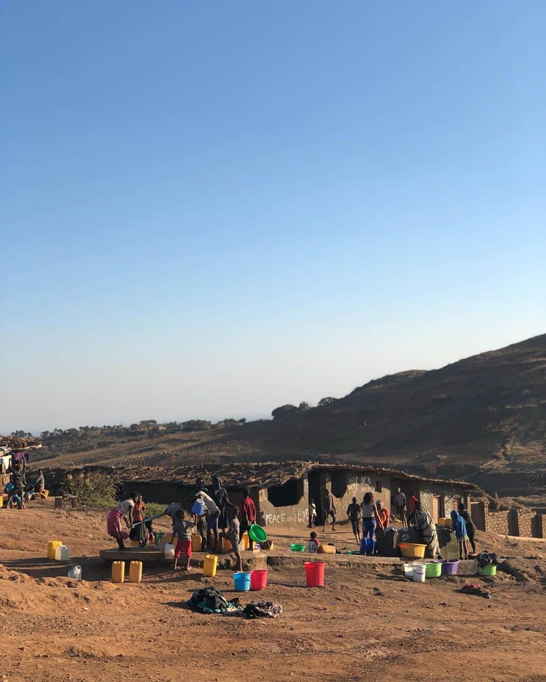 Bruno Gagliassoさんのインスタグラム写真 - (Bruno GagliassoInstagram)「Apresento a vcs o campo de refugiados Dzaleka. Você também pode contribuir, acesse o site e apadrinhe o projeto Nação Ubuntu. Vamos construir salas de aulas juntos? O que acham? #50reaispormês  PS: quem achar a frase: PEACE and LOVE ganha um “presente”! www.fraternidadesemfronteiras.org.br #PAZ #AMOR #LOVE @fraternidadesemfronteiras #graçaabençoada」7月24日 1時12分 - brunogagliasso