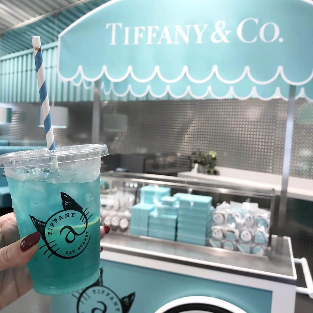 のインスタグラム：「7/21主人の誕生日だったので家族旅行🚗 ・ ひっさびさにTDL行ってきました♫ ・ それと念願のティファニーカフェへ☕️ NYに続き世界で2店舗目！しかも3年間の期間限定で予約殺到のカフェ☕️そりゃ行きたい！行くしかない！！ミーハー魂に火が付くよね〜 ・ 予約取るのが難しいって言われてるけど主人が取ってくれました♫まじで神！！！✨ ・ しかも！7/22に発売されたばかりのメニューが！メニューにもまだ乗ってないソフトクリームとティファニーブルーのレモネード！ ・ なんという奇跡的なタイミング✨行けただけでもたまらなく嬉しいのに新商品を発売されたその日に口にできるとは🙈💓 ・ そして娘の熱望で竹下通りにも！ @ssshinako  しなこちゃんの哺乳瓶ソーダ飲めて、行きたいお店もほぼ回れてニヤニヤな娘。 ・ TDLはオープン前から並び、ラストまでみっちり満喫♫オーラスで行ったの初めてかも🙈 ・ こども達が大きくなったので身長制限のあるアトラクションが全部乗れるように✨スペースマウンテンは流石にゲッソリしてました😂なんかごめん… ・ 疲れたけど楽しかった♡こども達もとっても楽しんでました♫ ・ やっぱり夢の国♡何度行っても楽しめますね♡ ・ なんとも充実した濃〜い2日間をすごせました♫ ・ #TDL #ディズニーランド #家族旅行 #リンクコーデ #親子コーデ #ノースフェイス #ファッション #東京 #原宿 #竹下通り #キャットストリート #ティファニーカフェ #Tiffany #Tiffanycafe #ティファニーブルー #カフェ #ドーナツ #タピオカ #タピ活 #誕生日 #リア充 #つまり幸せ #最高かよ #ティファニーで朝食を #原宿グルメ #暮らしを楽しむ #日々のこと」