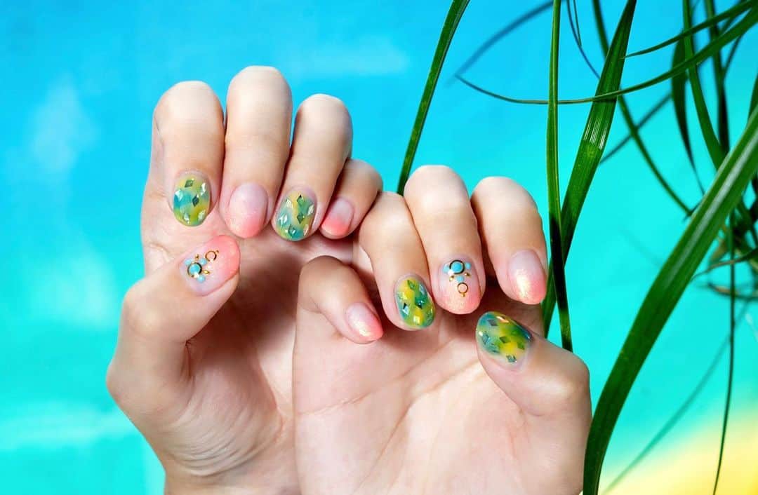 高橋晴香さんのインスタグラム写真 - (高橋晴香Instagram)「@nailmix_and_es にて、ネイルチェンジ💅💕 .  今回はピンク×ブルー×イエローでホログラムをいれてもらったよ💖 .  夏なのでトロピカルなイメージに🍍🌴🌊 .  南国行きたい💛笑 .  #ネイル #nail #ネイルチェンジ #nailmix #ハンドネイル #handnail  #nailchange #ネイルミックス  #2019ネイル #2019nail  #newnail  #ホログラムネイル #夏ネイル」7月23日 19時51分 - haruka_takahashi0127
