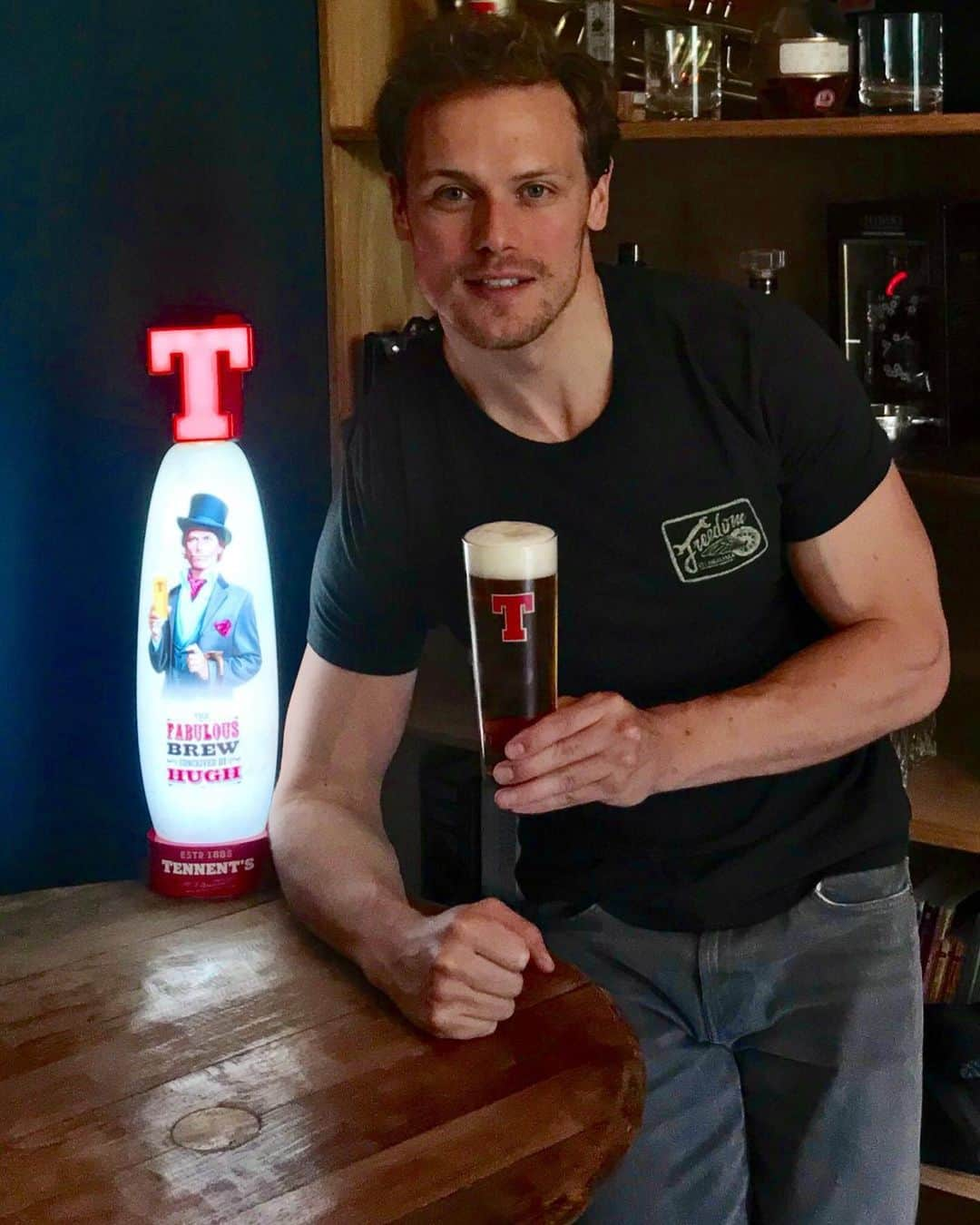 サム・ヒューアンさんのインスタグラム写真 - (サム・ヒューアンInstagram)「‪T-remendous!!!! Thank you @tennentslager for the personalised tap!! Luckily it doesn’t have a pic of @mrmartincompston on it but some other very dapper gentleman....!!? Cheers!🍺 ‬」7月23日 19時45分 - samheughan