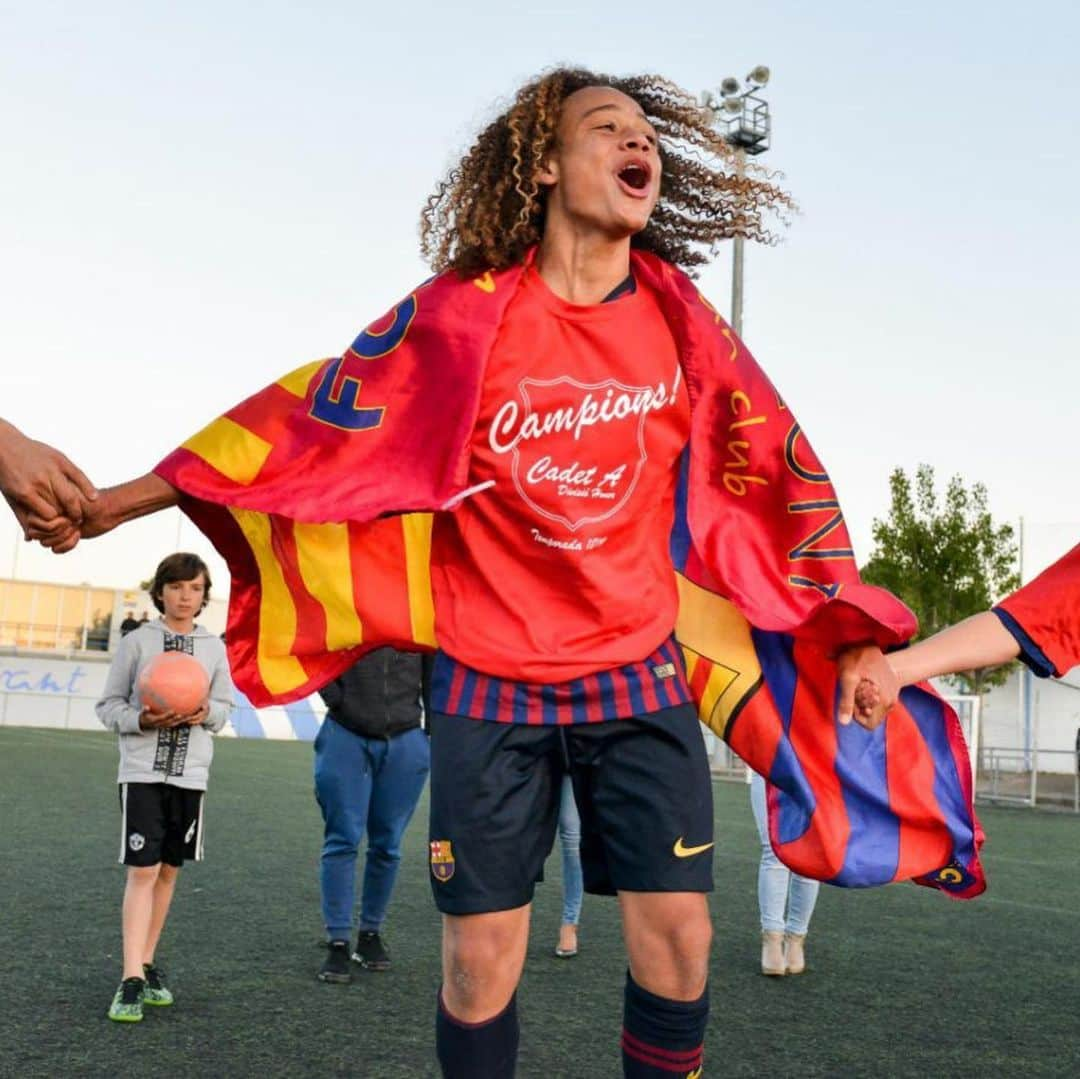 シャビ・シモンズさんのインスタグラム写真 - (シャビ・シモンズInstagram)「Gracias · Thank you · Gràcies! @fcbarcelona · #ForçaBarça! 🔴🔵」7月23日 19時45分 - xavisimons