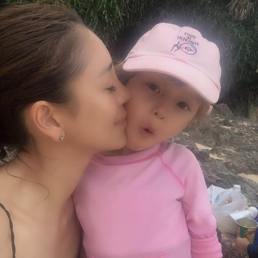 大桑マイミのインスタグラム：「久しぶりの海〜 浮いてるだけで最高。 familytripしてます🌈 まっちろい 子供達とメラニンメラメラの私 には必需品 @sheanature_officialの モイストUVジェル を頻繁に。  さらっとしていて じっとしてくれない息子にもさささーと馴染んでくれます。香りもよくて本当にオススメ。夏本番！！！嬉しい〜 マンゴー🥭美味しい」