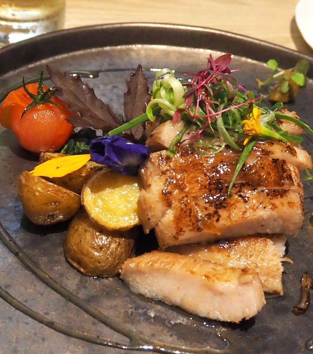 のインスタグラム：「Helmed by Niigata Head Chef Seki Takuma preciously from Ikyu, @nokasg is SG’s first rooftop urban farm and Japanese restaurant that celebrates local produce from farms in Japan and SG. But it’s not all about greens. This Koji Ton Toro is an excellent entree that will appeal to all carnivorous souls out there.  Marinated with the magic secret ingredient Koji, the pork jowl was superbly tender and flavorful without any touch of the lemon garlic sauce 🐷🐽 The kale comes from the @ediblegardencity farm outside the restaurant which you are highly encouraged to explore during your visit • #sgeats #singapore #local #best #delicious #food #igsg #sgig #exploresingapore #eat #sgfoodies #gourmet #yummy #yum #sgfood #foodsg #burpple #exploresingapore #beautifulcuisines #bonappetit #instagood  #eatlocal #dinner #japanese」