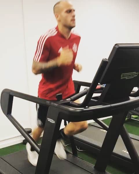 サンドロ・ラミレスのインスタグラム：「¡Getting ready!🏃🏼‍♂️✅ #pretemporada  #nopainnogain 👊🏼」