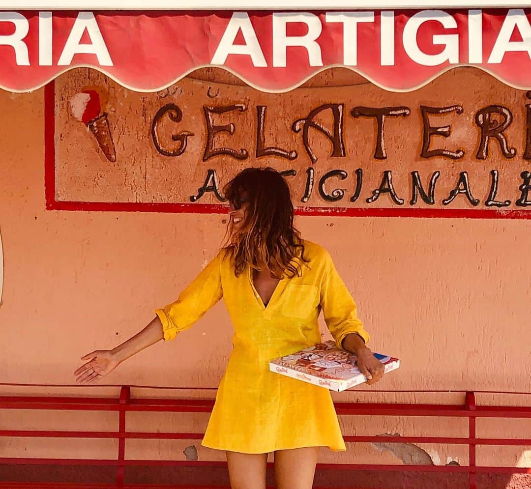 カロリーヌ・ド・メグレのインスタグラム：「🇮🇹💘🍕」