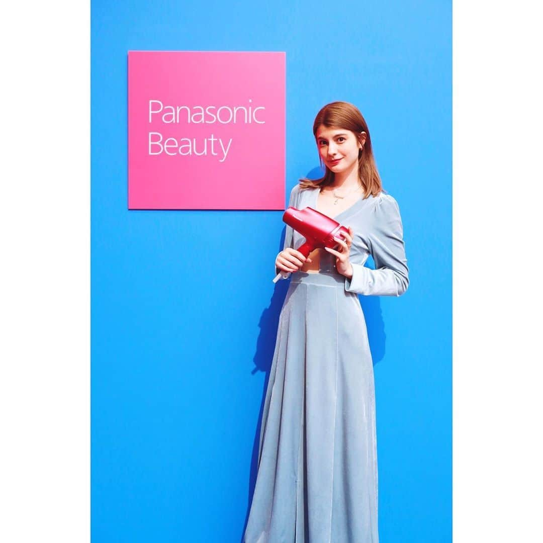 マギーさんのインスタグラム写真 - (マギーInstagram)「Panasonicの新しいドライヤーを 試してきました！🦋 6年の開発をかけて、従来のナノイーと比べて 水分発生量がなんと18倍にあがったそうです😳！！！ 実際に使ってみてしっとりと艶のある髪になったよ💖 あと湿気でどうしても広がってるのが無くなったの！ そして使い続けることでキューティクルを きゅっと引き締めてくれるそうです💆‍♀️🔥 今日のお風呂上がりに使ってみるのが楽しみ😊🌷🌷 #ナノイーは新世代へ #ドライヤー #ナノケア」7月23日 19時59分 - maggymoon