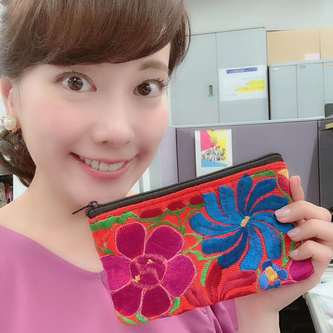 新垣泉子さんのインスタグラム写真 - (新垣泉子Instagram)「後輩ちゃんからメキシコ土産☆  #可愛い刺繍のポーチ #私っぽい色と柄 #紅茶 #tila #ハーブティー #メキシコはハーブティーが有名らしい #リラックス効果 #リラックス効果があるらしい  #寝る前に飲もう #エリザベスアーデン #uvリップ #リップ #高保湿リップ #日本未発売 #外の取材に助かります #おみやげ #お土産 #メキシコ土産 #いつかメキシコ行ってみたい #プロレスも有名だしね #海も綺麗だしね #のあちゃんありがとう♡」7月23日 19時58分 - motoko.arakaki