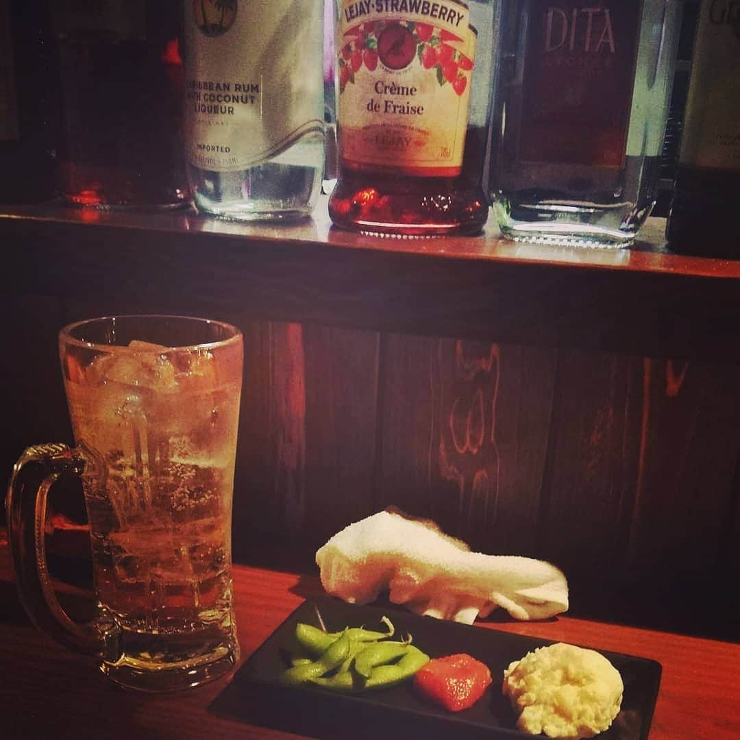 松本隆博のインスタグラム：「。 今治城まで来ました。 困りました……商店街が 電灯のみで全く閉まってる (´;ㅿ;｀)やっと1件みつけた。」