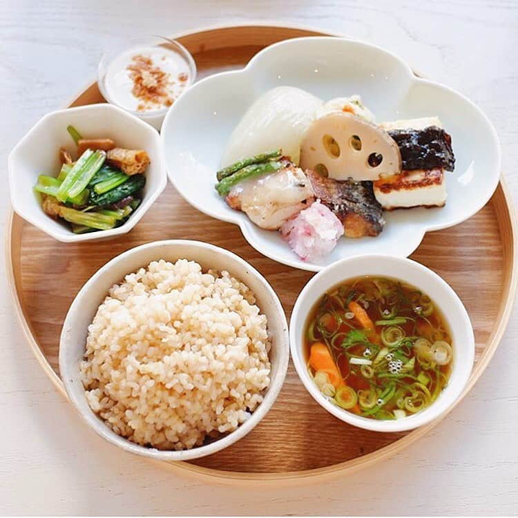 のインスタグラム：「. 体に優しいもの食べてますか✨？ . オーガニック料理やオーガニックドリンクを投稿する時は是非「#ベジ部」と「#todaysvege」のハッシュタグをつけて投稿してください🌿 素敵な投稿はベジ部がリポストします！ みなさんで健康な毎日をシェアしましょう😊 . ベジ部には、オーガニックの楽しさを共有する無料のコミュニティがあります♪ オーガニックに関わる情報交換や交流の場として、ぜひお気軽にご参加ください✨ 詳しくはプロフィールのURLをチェック✔️ . Repost from @uratom0430 🌿 「食べ方は生き方」 How u eat,ur life style. . 響く…。 マクドナルドもたまに欲するんです。 . この日はたまたま、 26時間ぶりの食事。 優しいものが良いな。  そして此方へ。 . 「真善美」 これは日頃からそうかも ((̵̵́ ̆͒͟˚̨̨̩ ̆͒)̵̵̀) 〜♪ . . しみじみと。味わいました。 素材の甘みと旨みを引き出されてます。 物足りなさは全く無くて♡ . . #食は人なり #organiclunch  #organic #有機野菜 #オーガニックランチ  #食べ方は生き方 #真実は善い #真実は美しい #真善美 #曖昧な表現はしない #身体が喜ぶ #沁み渡る#マゴワヤサシイ #nonveg#japanesemeals#meals #玄米大盛り#和食ごはん #無化調 #日々の暮らし #暮らしを楽しむ #自然食 #ワンプレートごはん #ワンプレートランチ #ワンプレート料理」
