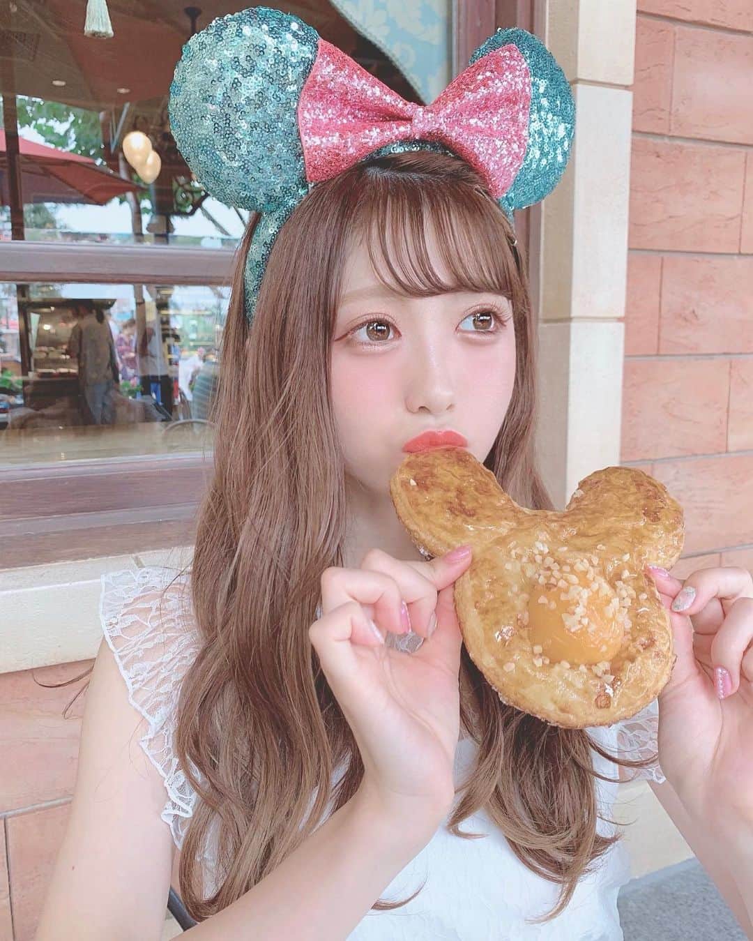田口未彩のインスタグラム：「❤︎ . . ディズニーのパンって日本も美味しいけど 上海もディズニーのパン屋さんもおいしかったー🥺💗 . パン好きだからいっぱい食べたよ！！ . . #上海ディズニー #上海ディズニーランド #ディズニーシー #duffyandfriends #ミニーちゃん #カチューシャ #duffy #上海 #上海旅行 #ウェーブヘア #オレンジメイク #シェリーメイ #ダッフィー #ダフメイ #シースルー前髪 #シースルーバング #ヘアアレンジ #ディズニーランド #ディズニー #ディズニーリゾート #ロングヘア #ロングヘアー #ロングヘアアレンジ #ロングヘアーアレンジ #インスタ映え #映え #キラキラ系」
