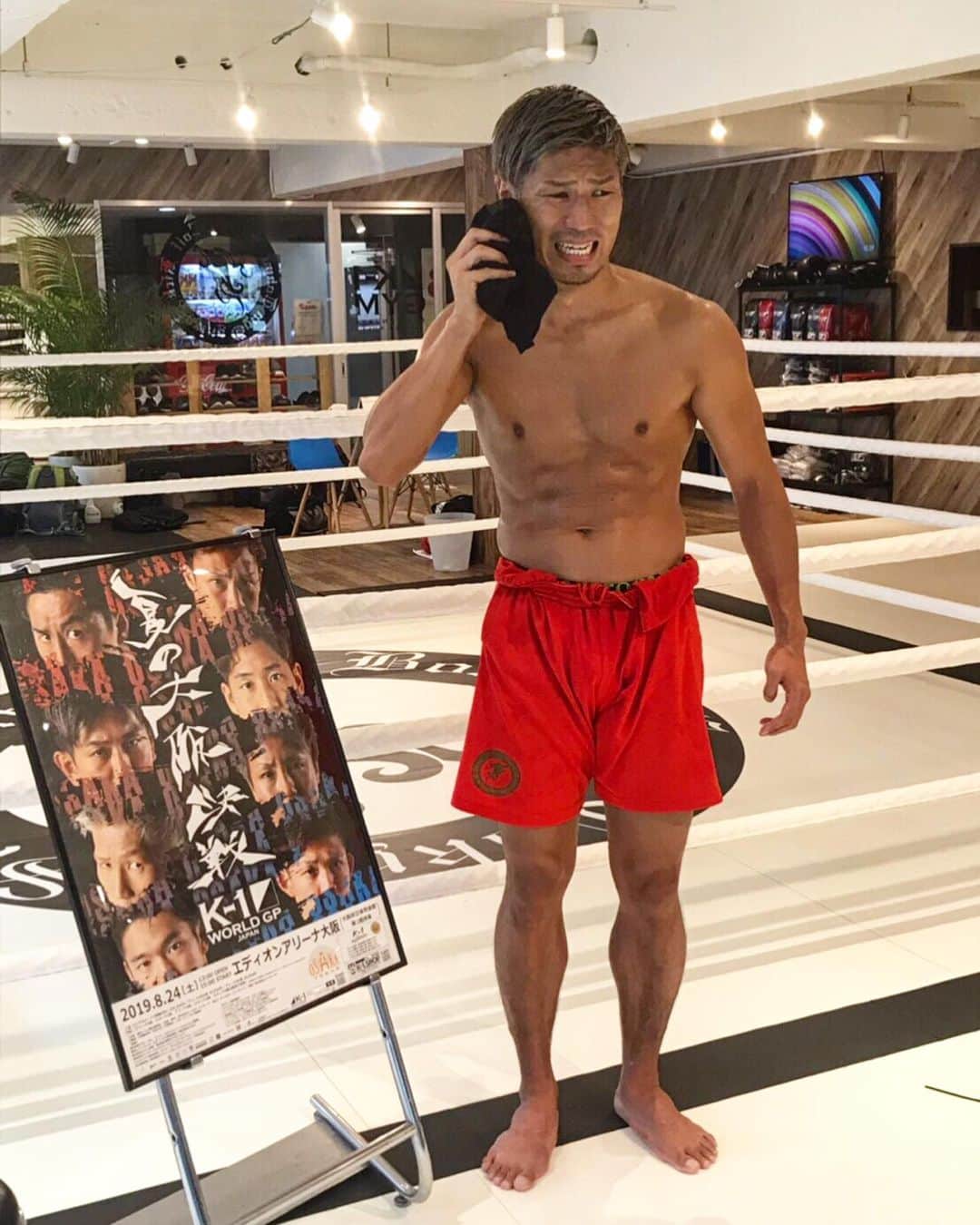 のインスタグラム：「https://youtu.be/c6yFwonPAkU ・ 今日は公開練習〜🥊を忘れてた💦 ・ ランニング中に、シルバーウルフから電話が📲 ・ 「あれ？今日15時から公開練習ですけど、、、」 ・ 背中から冷や汗が😨 100m走のスピードで走って、10分遅れてジムへ🏃‍♂️💨 ・ バンテージもキックパンツも何もないまんま公開練習スタート笑 ・ あー、寝坊してバイト遅刻した時の冷や汗思い出した笑 ・ #遅れてごめんなさい🙇‍♂️ @silverwolfgym  #fighter  #k1」