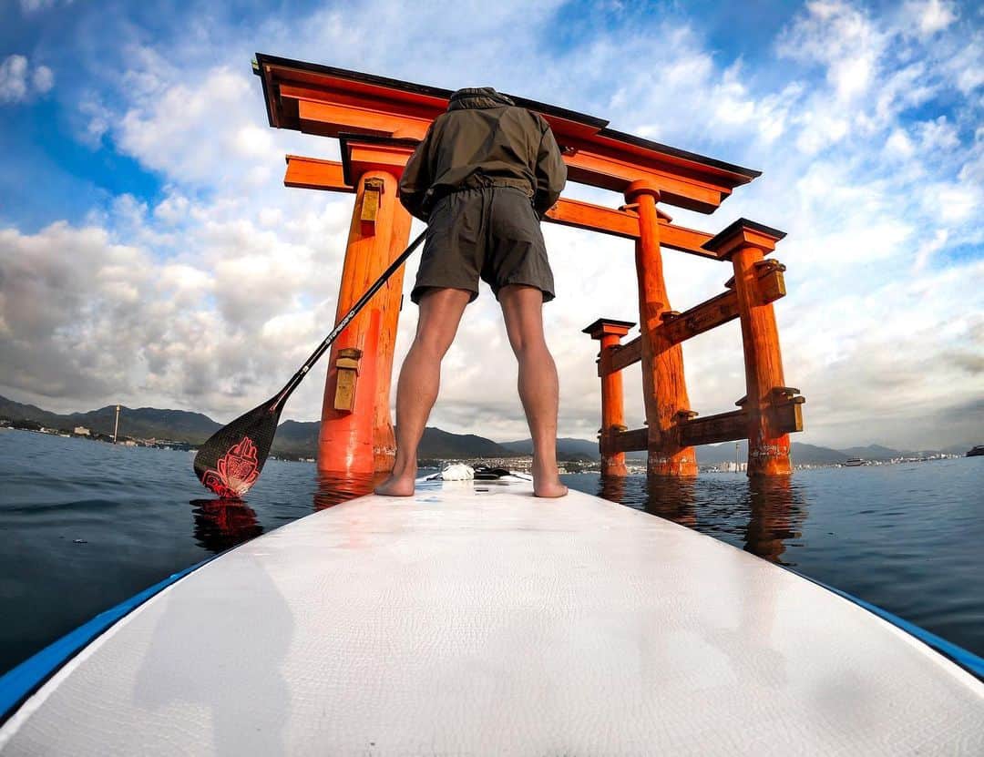 のインスタグラム：「まるで海の上に浮いているように見える #世界遺産 の厳島神社。 @matuuraman 、 #SUP に乗り直近からその迫力を体感。 ・ ・ ・ #GoPro #GoProJP #GoProのある旅 #厳島神社 #鳥居 #広島 #宮島 #WorldHeritage #Hiroshima #Shrine」