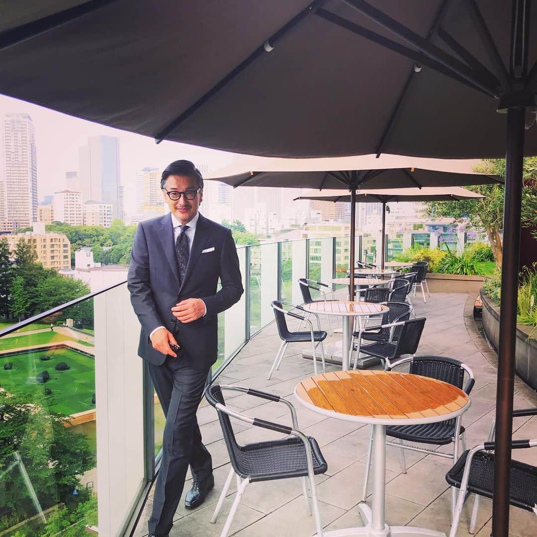 のインスタグラム：「そろそろ梅雨明けかな？  #rainyseason#summer#suit#shooting #mensfashion#mensstyle#restaurant」