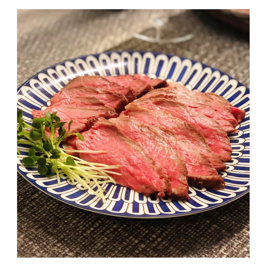のインスタグラム：「低温調理器で作ったお肉  びっくりするぐらい お肉が柔らかくなります。 最近はまってます。 温度設定、研究中🤓  #低温調理器#ボニーク #特に鶏肉が劇的に美味しくなります。 #何日かに分けて食べます☺️ #そのままや、サラダにサンドイッチに。 #モッチーご飯」
