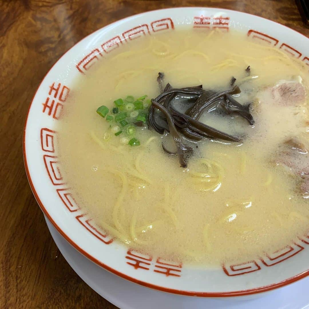 新垣泉子さんのインスタグラム写真 - (新垣泉子Instagram)「さて、どこのラーメンでしょう？  #ヒントは #クリーミーなスープ #正解は #博多元気一杯‼︎ #ほんとにクリーミー #美味しかったです #看板がないお店  #バケツ #が目印 #博多ラーメン #福岡ラーメン #とんこつラーメン #豚骨ラーメン #博多グルメ #福岡グルメ #ラーメン」7月23日 20時18分 - motoko.arakaki