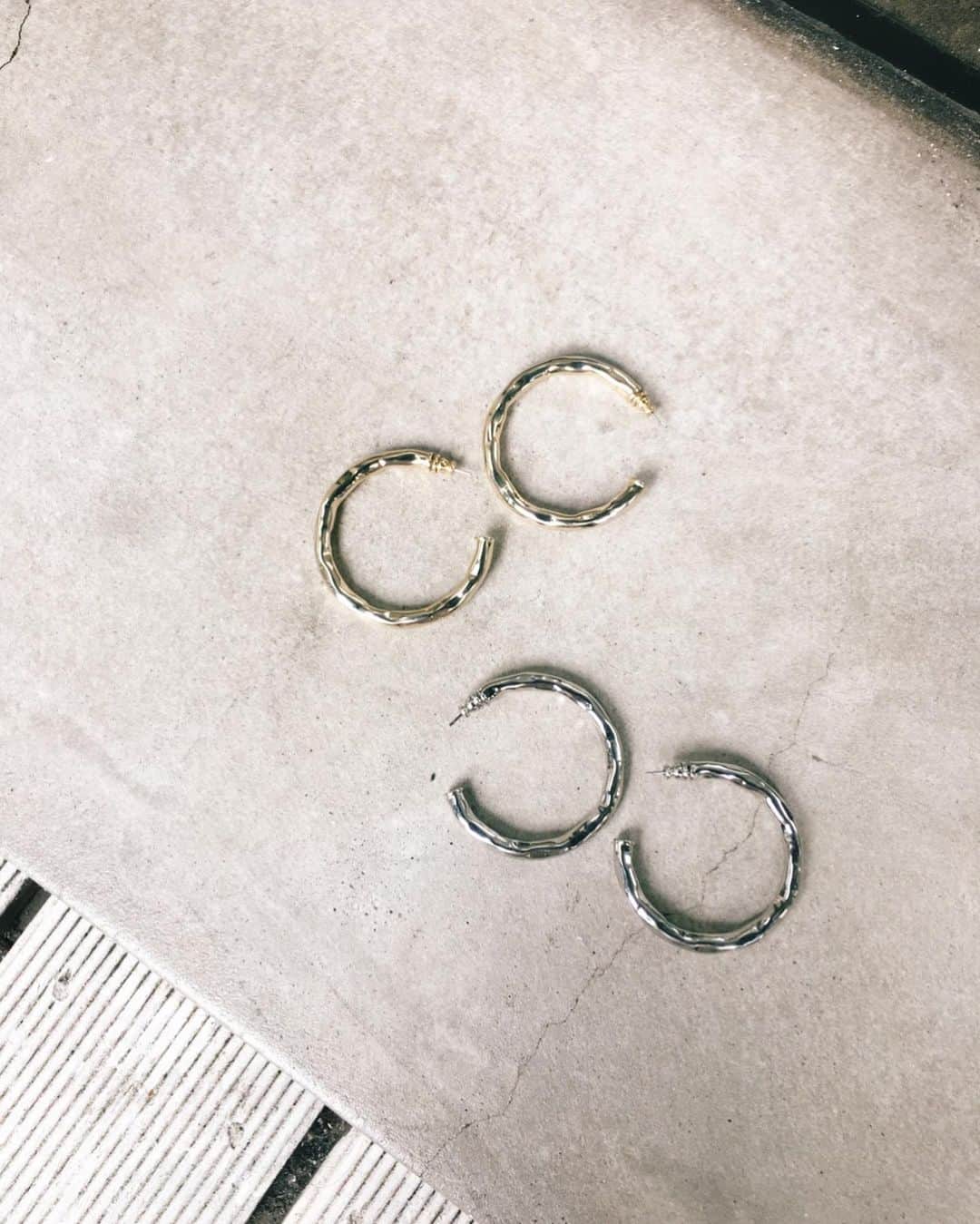 Shiho Sasakiのインスタグラム：「存在感🙆‍♀️のフープピアス💎 表面のランダムなカットも一癖あって可愛い💘 店頭と @sheltterwebstore にて発売中だよ👏 #MOUSSY#MOUSSYSNAP」