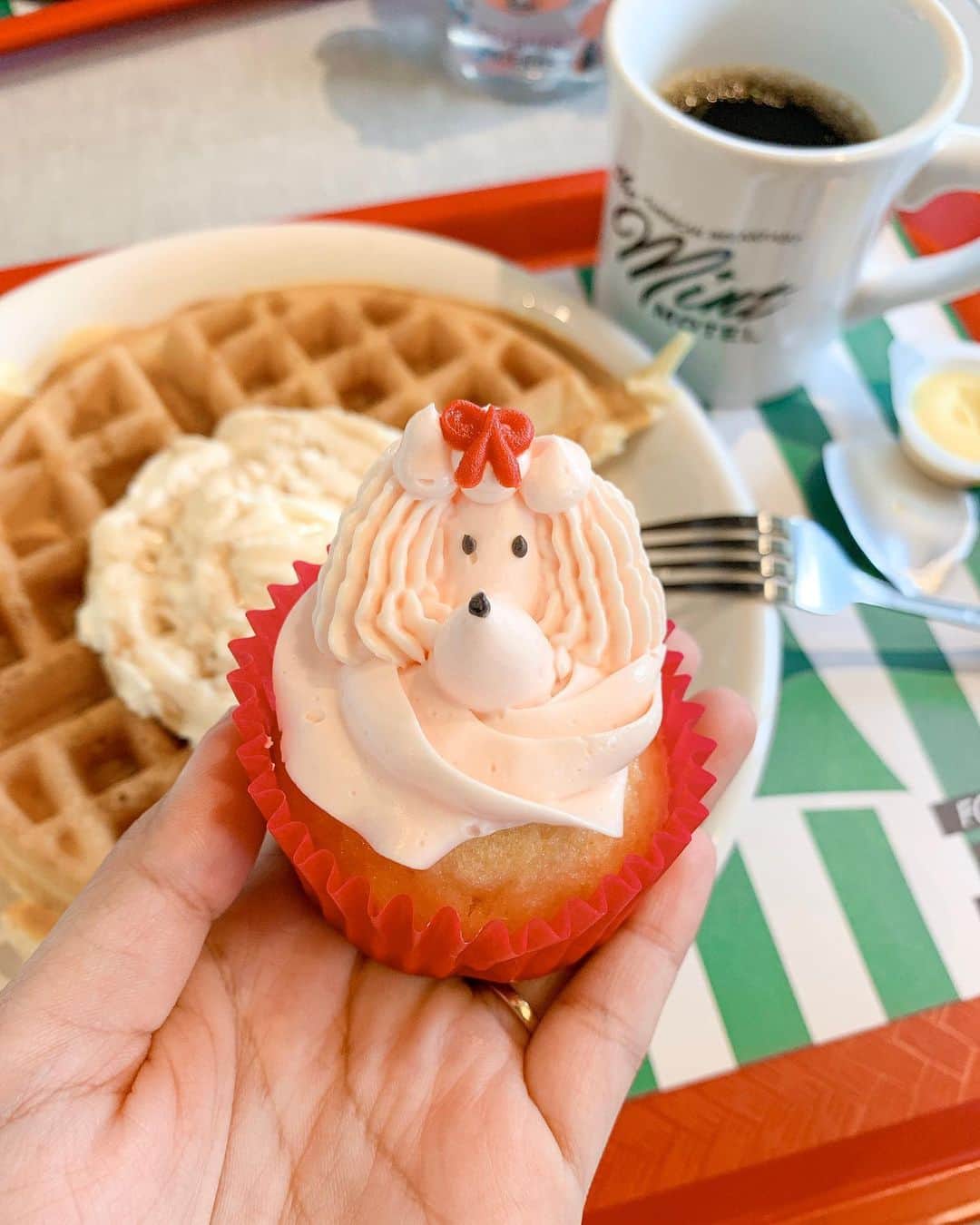 新井ニーニャのインスタグラム：「🐷#ににゃカフェ﻿ ﻿ ﻿ ﻿ この間、家族で食べた @mintmotel_tokyo の﻿ プードルカップケーキ🐩🧁💛 ﻿ ﻿ かわいすぎてかわいすぎて﻿ 食べられない🥺🥤💖﻿ ﻿ ﻿ ﻿ #家族day #インスタ映え #アメリカン #お洒落カフェ #カフェ #カフェ巡り #カップケーキ #福生 #福生市 #東京都福生市 #可愛い #pink #ワッフル #パンケーキ #パンケーキ巡り #このあと頭から頂きました #ににゃめし」