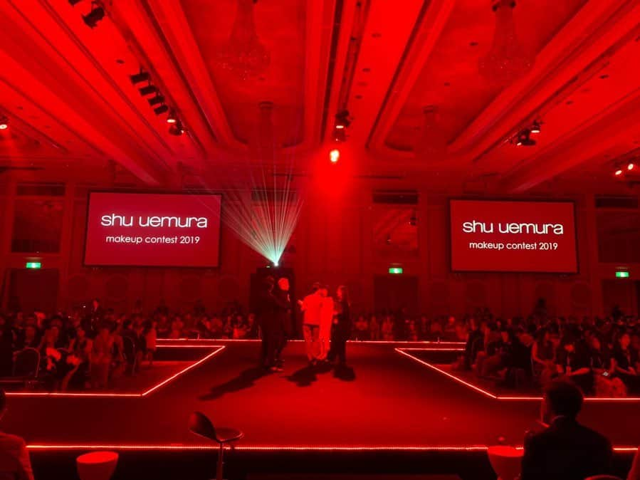 久保雄司さんのインスタグラム写真 - (久保雄司Instagram)「shu uemura  makeup contest 2019 の審査員をやらせて頂きました🏆  16名のファイナリストがステージ上でメイクを披露する💄 ここまでたくさん考え たくさん練習してきた 時間と努力が すごく良い緊張感になり その空気感が本当にいつも刺激になります🙏🏻 皆さんステキなスタイルと時間をありがとうございました😌」7月23日 20時24分 - six_kuboyuji