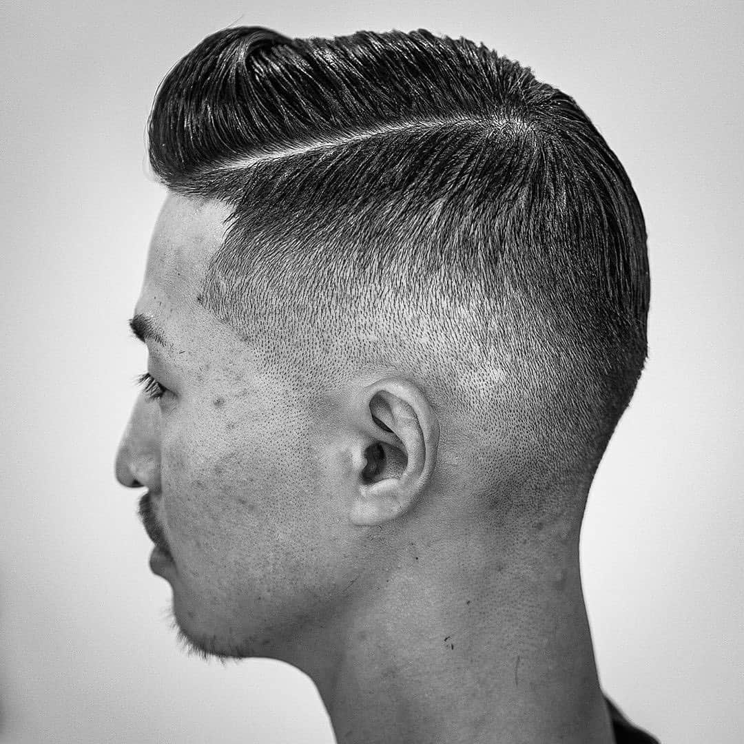 のインスタグラム：「••• 北海道旭川にあるバーバーショップ @barbershopapache の @choose_barber さんのスタイル💇‍♂️💈 ••• DRESSKIN🎩 Men's grooming online store🤵🏻 https://dresskin.com ⇨プロフィールからご覧ください👀 🌏For international customer ⇨https://global.dresskin.com✈️ ••• #barbershopapache #brosh #broshpomade #dresskin #cosmetics #menshair #mensgrooming #pomade #gentleman #barber #barbershop  #アパッシュ #理髪 #旭川市 #ドレスキン#メンズコスメ #メンズグルーミング #美容男子 #シェアコスメ #グルーミング #身嗜み #バーバーショップ #バーバースタイル #フェード #ポマード #ヘアワックス」