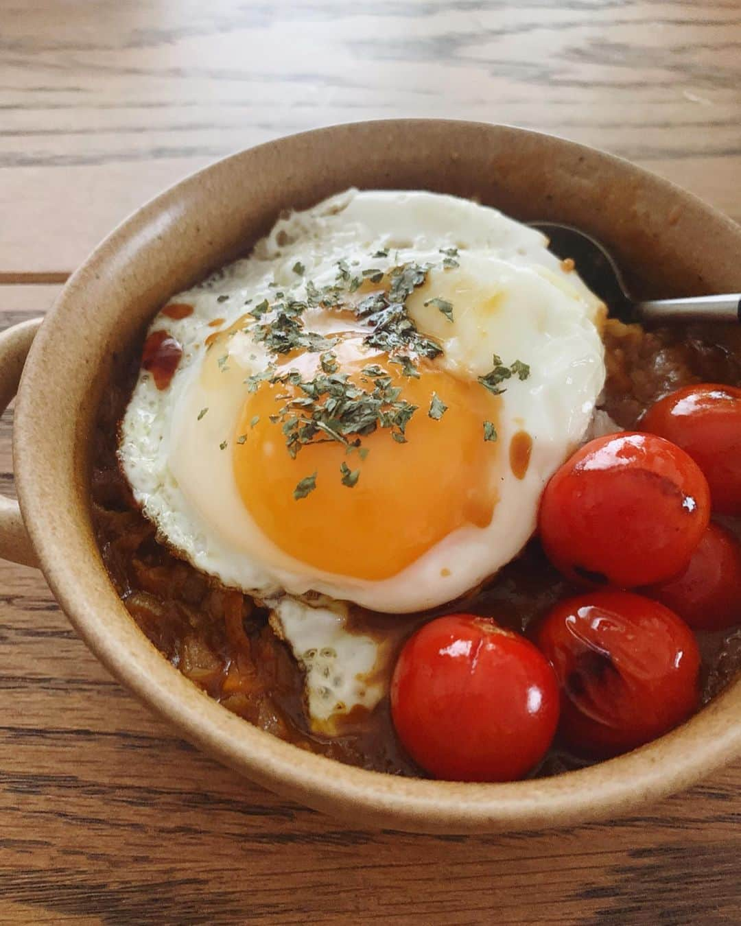 猪鼻ちひろさんのインスタグラム写真 - (猪鼻ちひろInstagram)「毎度おなじみカレー三段活用🍛﻿ タンパク質摂りたいから卵入れがち🥚🤣﻿ ﻿ ①十六穀米カレーとサラダ 夏野菜焼いて乗せとこカレー﻿ ﻿ ②麺つゆとかお出汁入れて、﻿ お水にお醤油もちょっとだけ足してカレーうどん﻿ 薄く切ったネギを大量に入れるのがポイント！﻿ 美味しさグンっと上がる(和風さが出て好き)﻿ ﻿ ③チーズ乗せてチンして、﻿ 更に焼いた目玉焼きとトマトも乗せた やり放題カレー いや、投げやりカレー🙄﻿ ﻿ いつも3回くらい連続で自分のカレーを食べると飽きます！笑﻿ ﻿ そして夏場は本当にオススメしません。﻿ (この前チキンのトマト煮を腐らせちゃったし、 テレビで翌日のカレーの菌の多さに驚いたの。 とはいえ一回では食べきれないよねぇ😗 多く作った方がコスパいいし結果３回くらい食べます)﻿ ﻿ #卵 #好きなのよ #ちひろのごはん #ちひろkitchen #毎日自炊 #載せるほどのものでもない自炊 #今日は豚汁とトウモロコシとカルピスソーダ🌽」7月23日 20時35分 - inohanachihiro