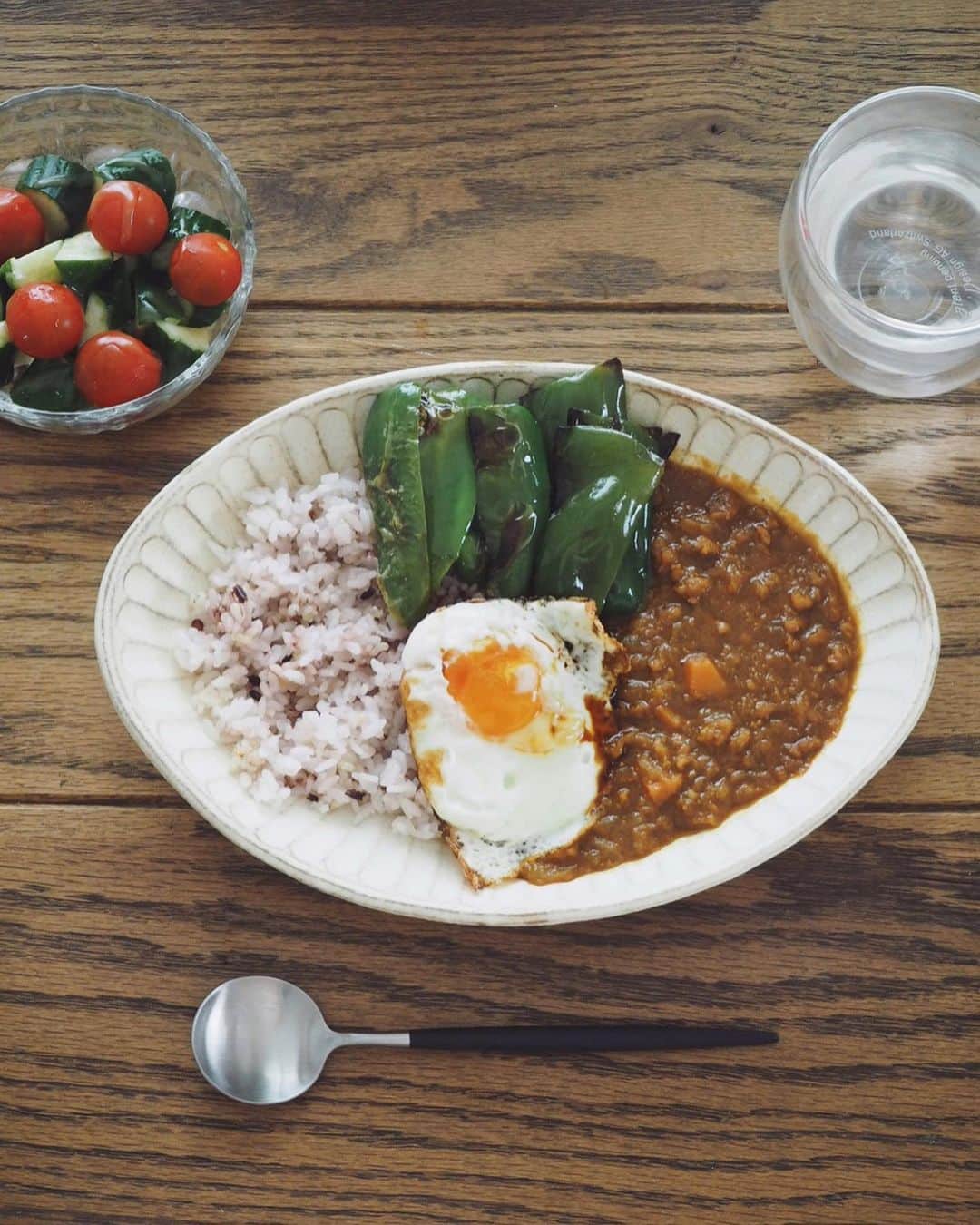 猪鼻ちひろのインスタグラム：「毎度おなじみカレー三段活用🍛﻿ タンパク質摂りたいから卵入れがち🥚🤣﻿ ﻿ ①十六穀米カレーとサラダ 夏野菜焼いて乗せとこカレー﻿ ﻿ ②麺つゆとかお出汁入れて、﻿ お水にお醤油もちょっとだけ足してカレーうどん﻿ 薄く切ったネギを大量に入れるのがポイント！﻿ 美味しさグンっと上がる(和風さが出て好き)﻿ ﻿ ③チーズ乗せてチンして、﻿ 更に焼いた目玉焼きとトマトも乗せた やり放題カレー いや、投げやりカレー🙄﻿ ﻿ いつも3回くらい連続で自分のカレーを食べると飽きます！笑﻿ ﻿ そして夏場は本当にオススメしません。﻿ (この前チキンのトマト煮を腐らせちゃったし、 テレビで翌日のカレーの菌の多さに驚いたの。 とはいえ一回では食べきれないよねぇ😗 多く作った方がコスパいいし結果３回くらい食べます)﻿ ﻿ #卵 #好きなのよ #ちひろのごはん #ちひろkitchen #毎日自炊 #載せるほどのものでもない自炊 #今日は豚汁とトウモロコシとカルピスソーダ🌽」