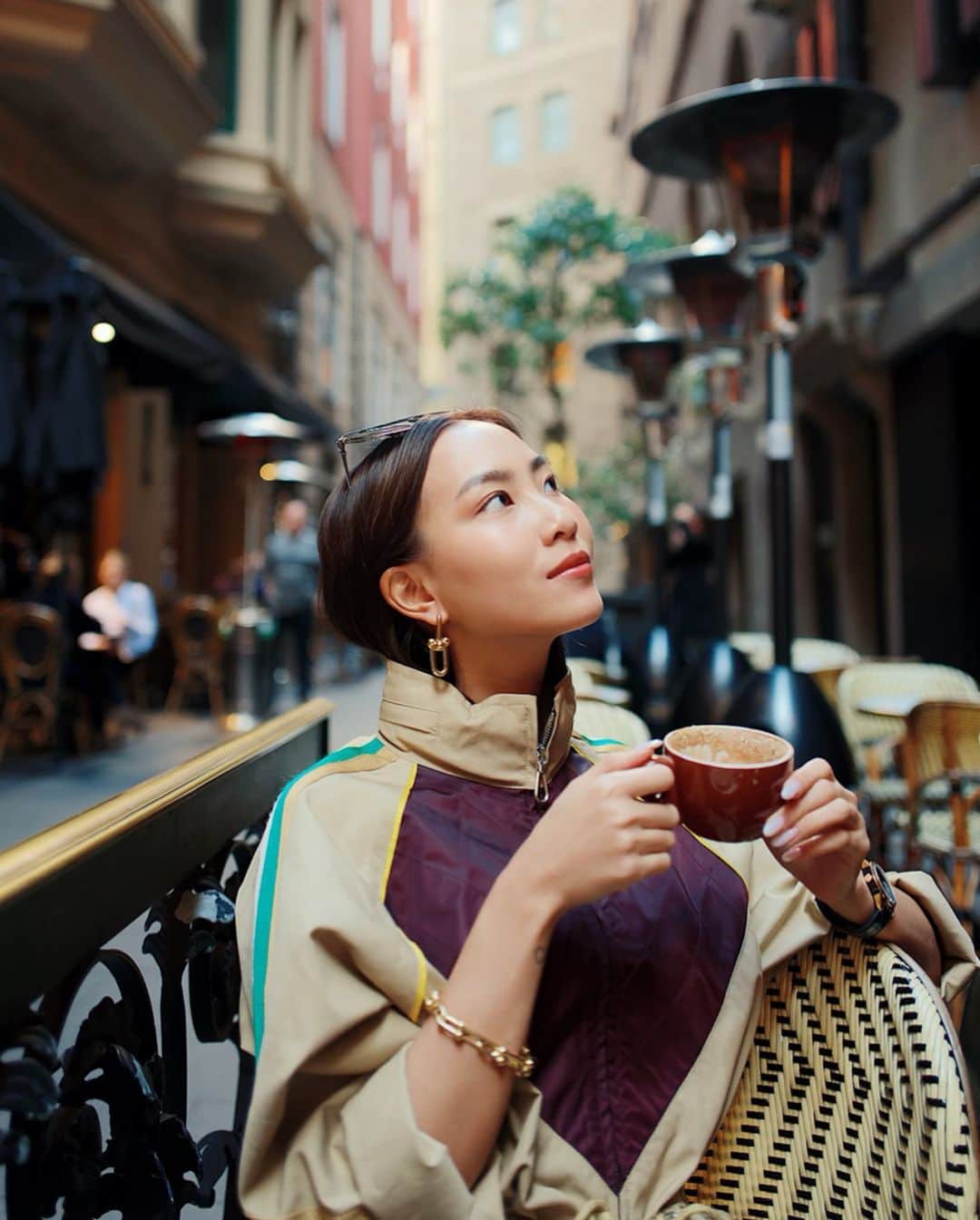 ソニアのインスタグラム：「Any skincare questions? Ask away! I receive a number of DMs regarding my skincare and makeup regime in response to my stories everyday - especially when I travel ✈️ I know I can’t get to all of those messages - so leave a comment and ask me your burning questions here! I’ll be happy to answer them.  In the next few days, I’ll also be revealing a new skincare line that I’ve been trying for the past week - and I’m loving the results so far 💎  #skincare #glow #skincareroutine #makeup #travelskincare」