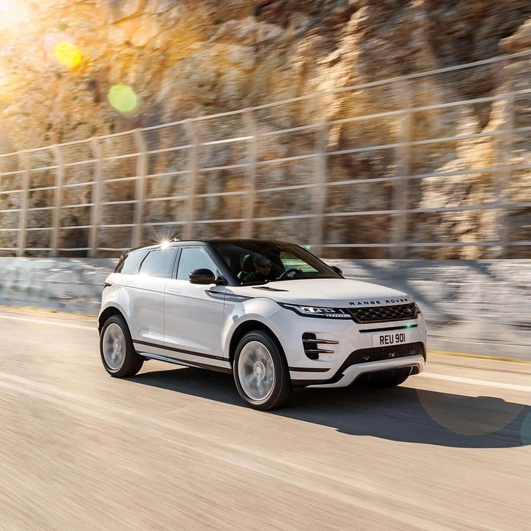 Land Roverさんのインスタグラム写真 - (Land RoverInstagram)「Effortless exploration with new #RangeRover #Evoque. Search 'New Range Rover Evoque test drive' to book now.  #LandRover #CompactSUV #Design #Carsofinstagram #4x4 #Luxury #Instadesign #Elegance #SustainableStyle #SustainableLiving #SustainableLuxury」7月23日 20時30分 - landrover